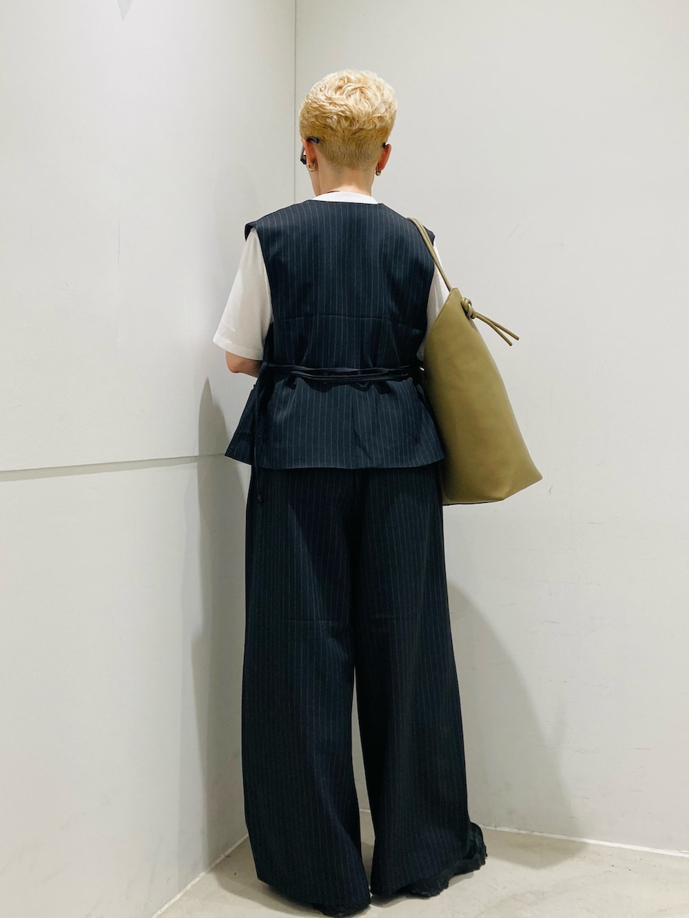 グレー系のその他パンツ、グリーン系のショルダーバッグ、その他のTシャツ/カットソーを着用したレディースの夏コーディネートの3枚目の写真