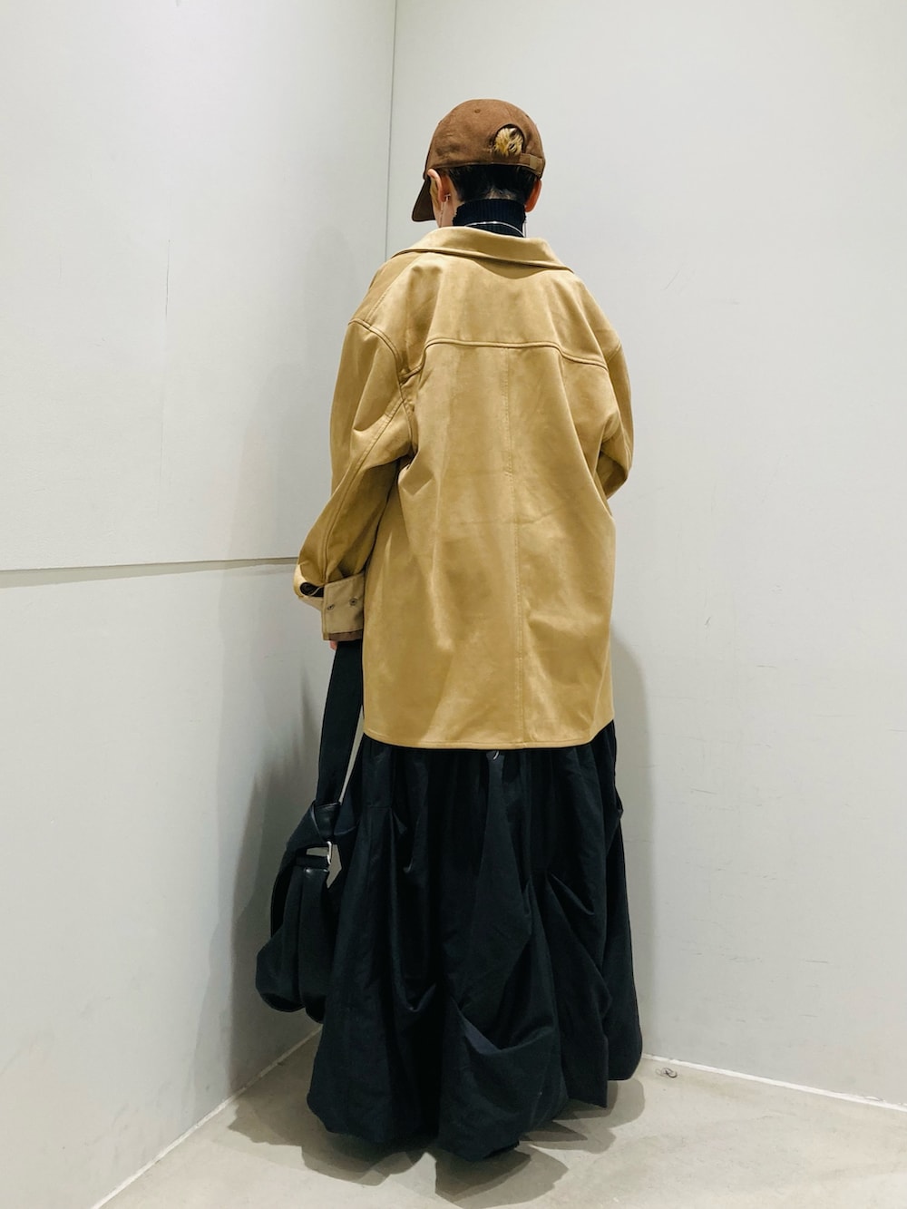 ベージュ系のその他アウター、グレー系のスカート、ブラック系のショルダーバッグを着用したレディースの冬コーディネートの3枚目の写真