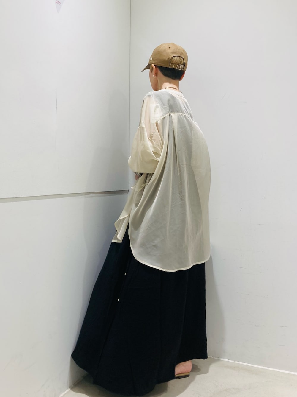ホワイト系のシャツ/ブラウス、ベージュ系のサンダル、ブラック系のワンピースを着用したレディースの春コーディネートの2枚目の写真