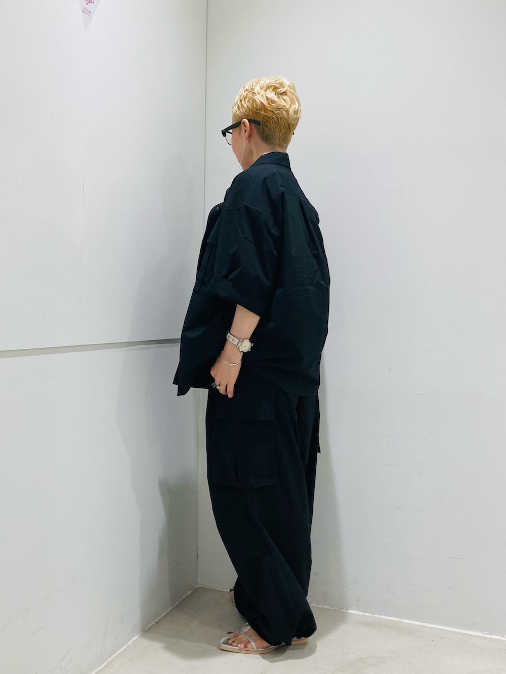 シルバー系のサンダル、ブラック系のその他パンツ、ブラック系のシャツ/ブラウスを着用したレディースの夏コーディネートの2枚目の写真