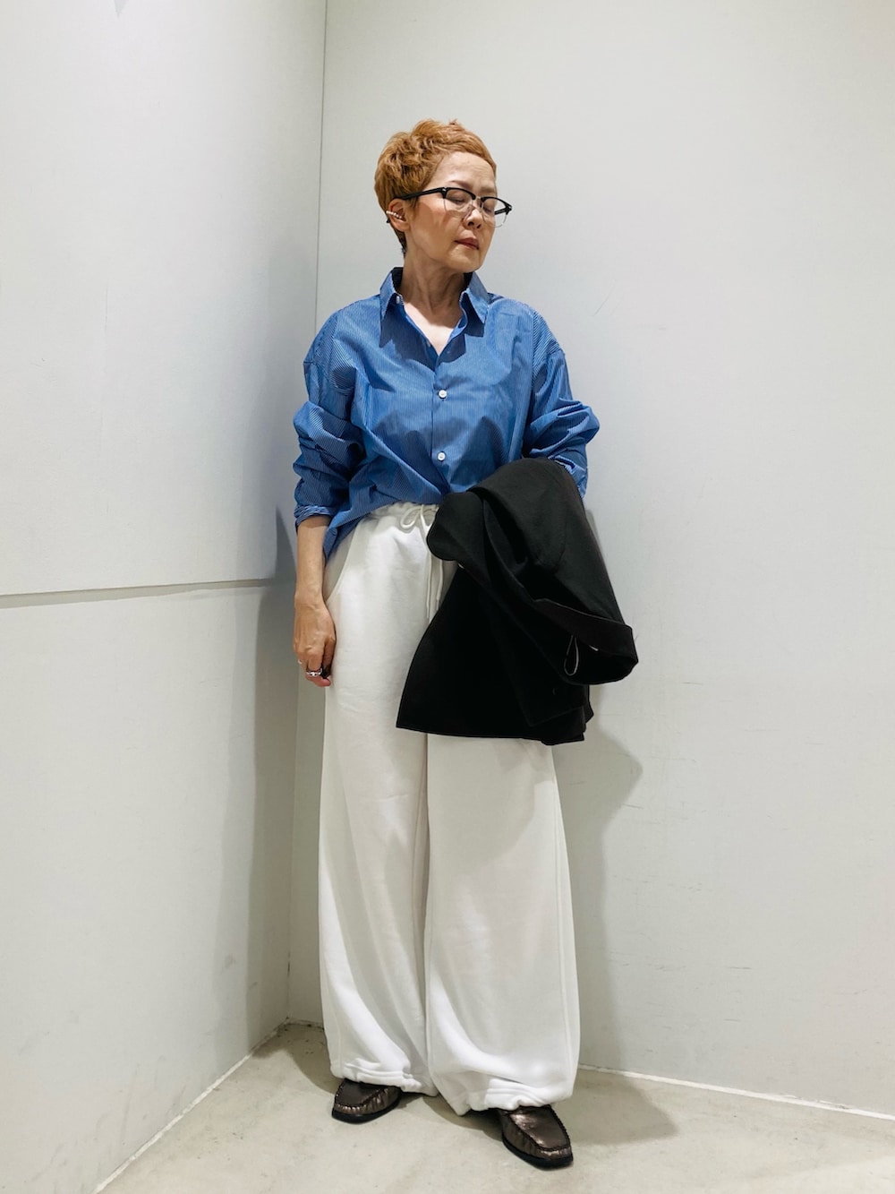 ホワイト系のその他パンツ、ブラウン系のその他アウター、ブラウン系のローファーを着用したレディースの秋コーディネートの2枚目の写真