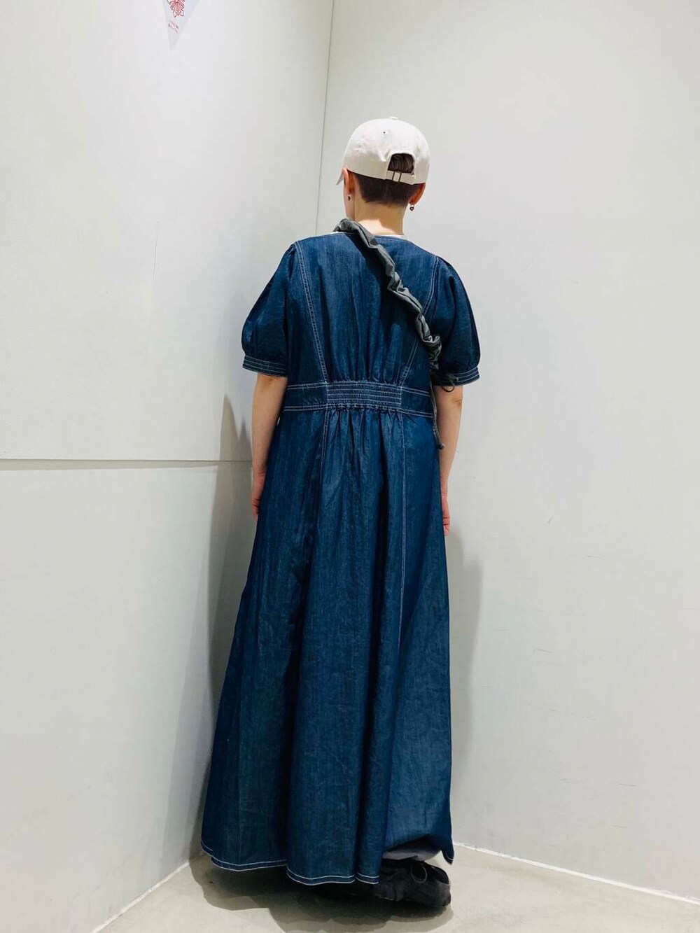 ブラック系のスニーカー、グレー系のショルダーバッグ、グレー系のその他パンツを着用したレディースの春コーディネートの3枚目の写真