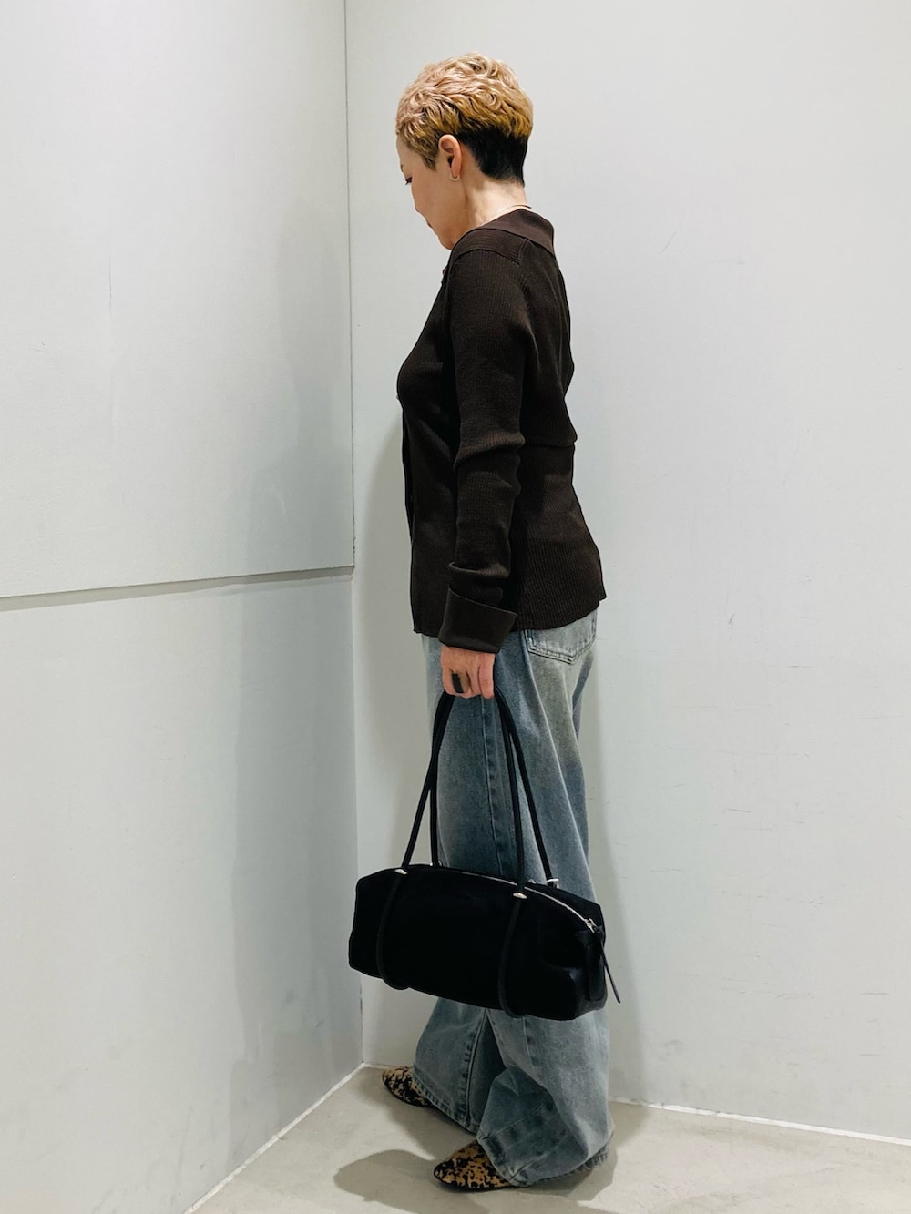 ブラウン系のカーディガン/ボレロ、その他のその他シューズ、ブラック系のトートバッグを着用したレディースの夏コーディネートの2枚目の写真