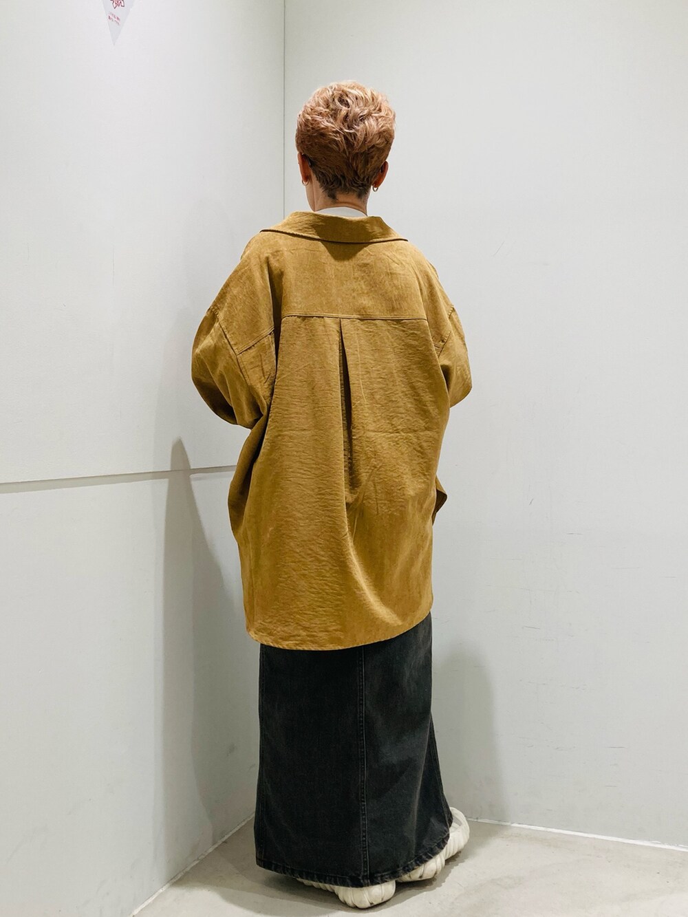 イエロー系のシャツ/ブラウス、ブラウン系のスカート、ホワイト系のTシャツ/カットソーを着用したレディースの夏コーディネートの3枚目の写真