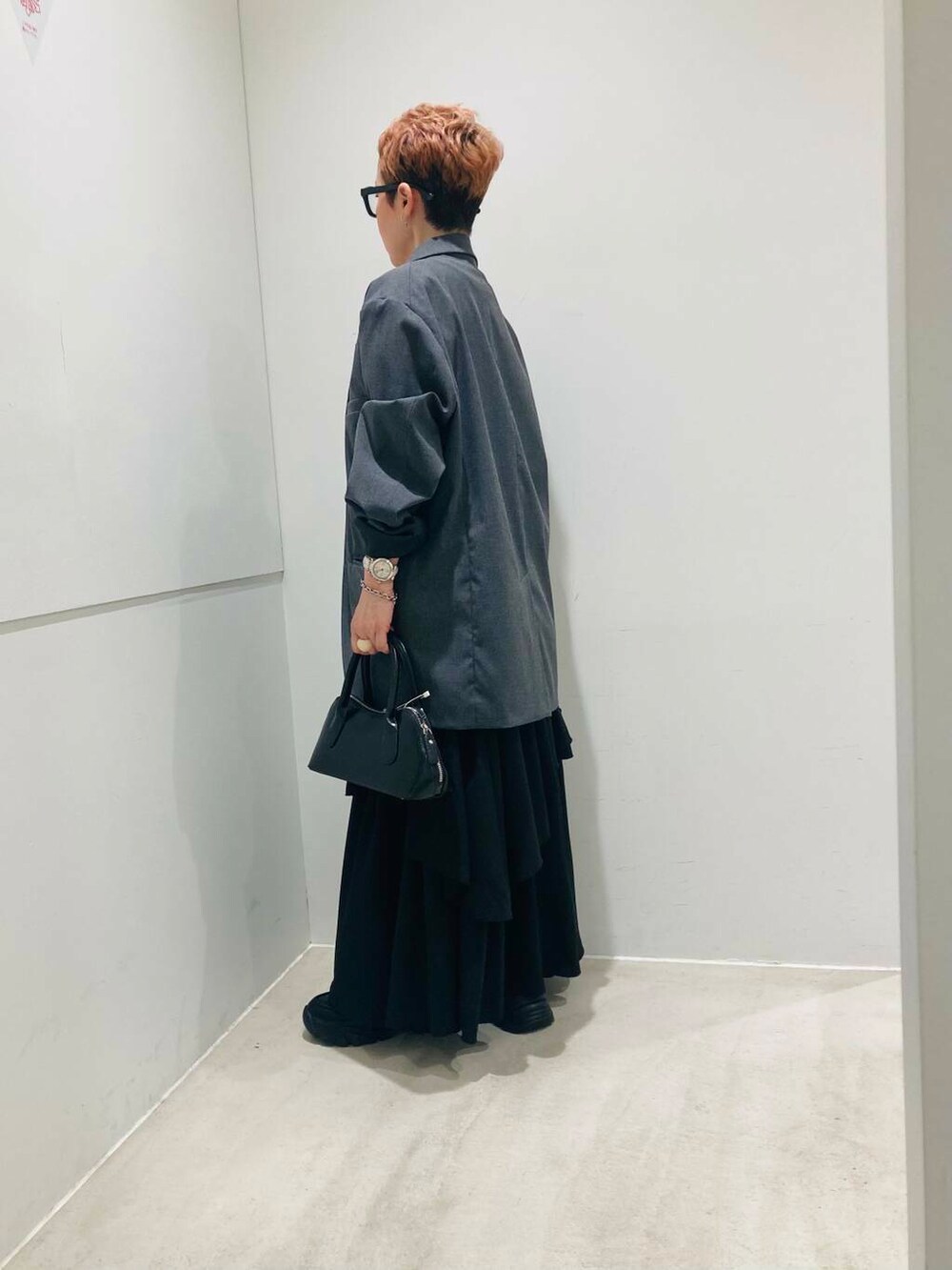 「アーバンリサーチ、センスオブプレイス、ジャケット、メガネ、Tシャツ、フレアスカート、senseofplace、春、ティアードスカート、低身長コーデ、ユニセックス、グラフィックt」|「SMELLYのワイドフレームダテメガネ(メガネ、ブラック系)」を使った、piさん(レディース・149cm)の春コーディネートの2枚目の写真