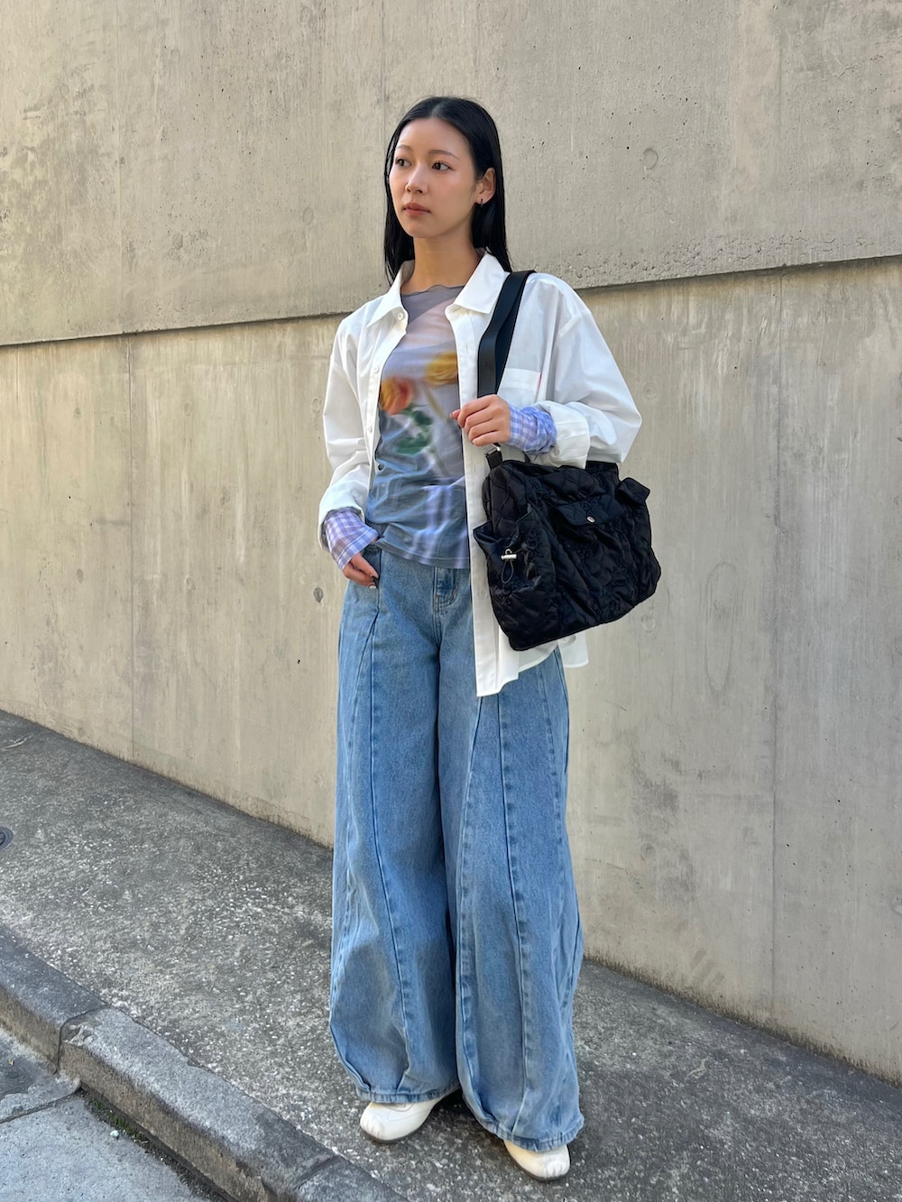 ホワイト系のシャツ/ブラウス、ブルー系のトップス、ブルー系のデニムパンツを着用したレディースの春コーディネートの2枚目の写真