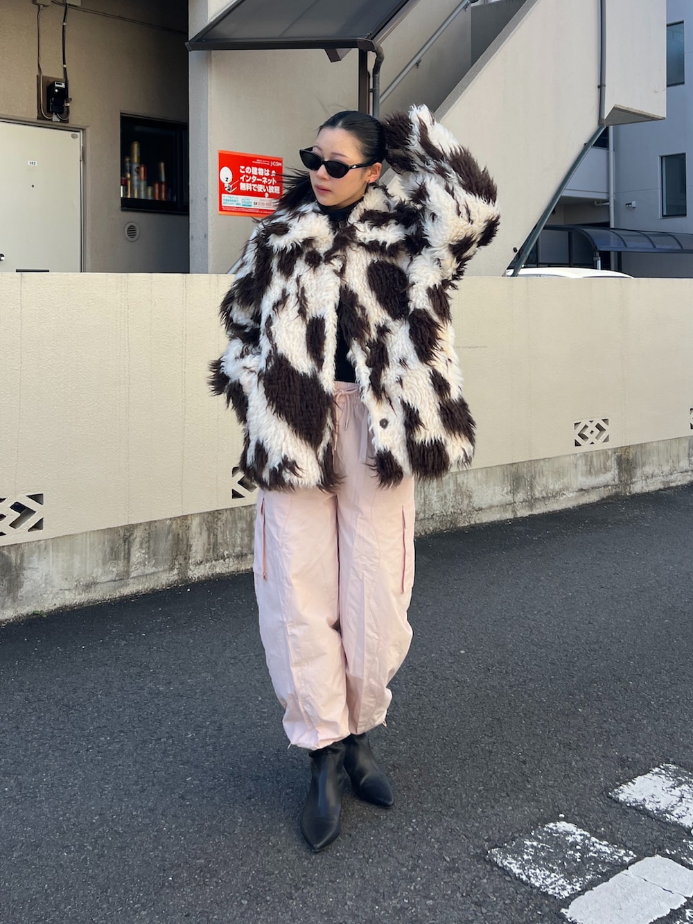 その他のブルゾン、ブラック系のニット/セーター、ピンク系のカーゴパンツを着用したレディースの冬コーディネートの4枚目の写真