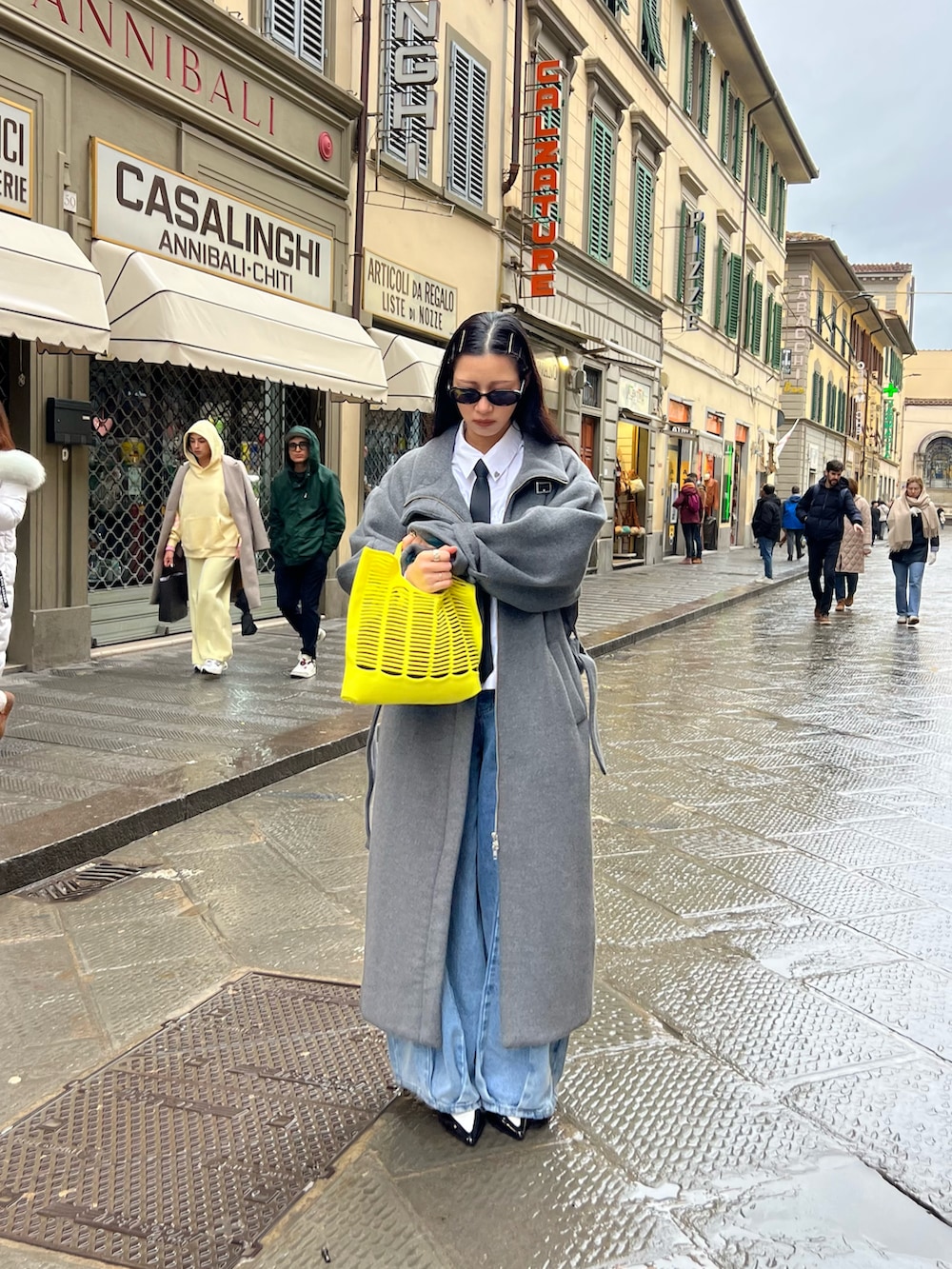 ホワイト系のシャツ/ブラウス、ブラック系のネクタイ、イエロー系のバッグを着用したレディースの春コーディネートの3枚目の写真