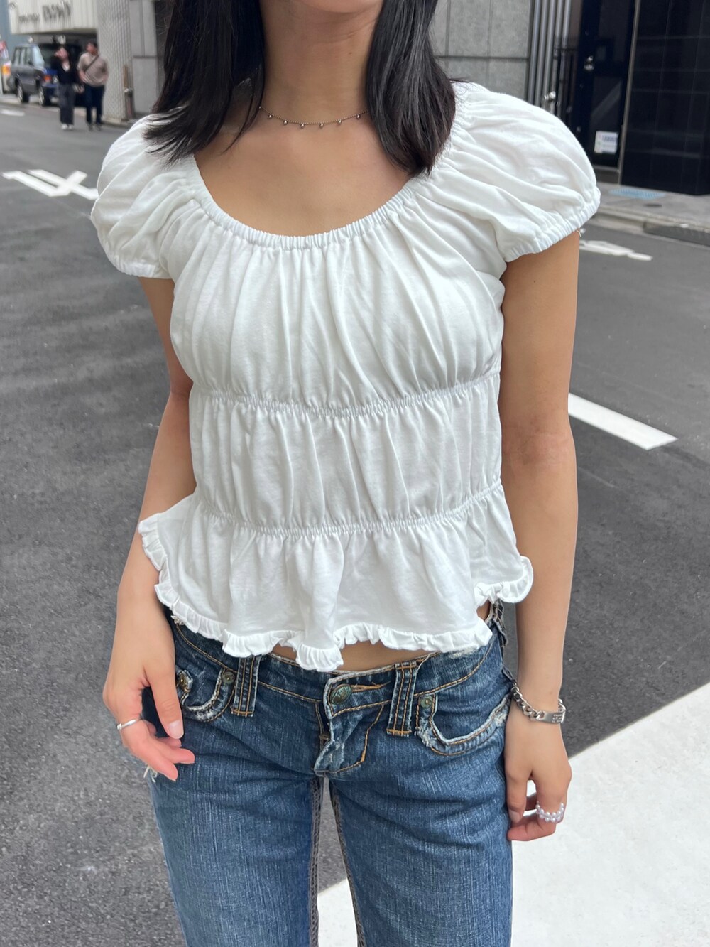 ホワイト系のTシャツ/カットソー、ブルー系のデニムパンツ、レッド系のシューズを着用したレディースの夏コーディネートの5枚目の写真