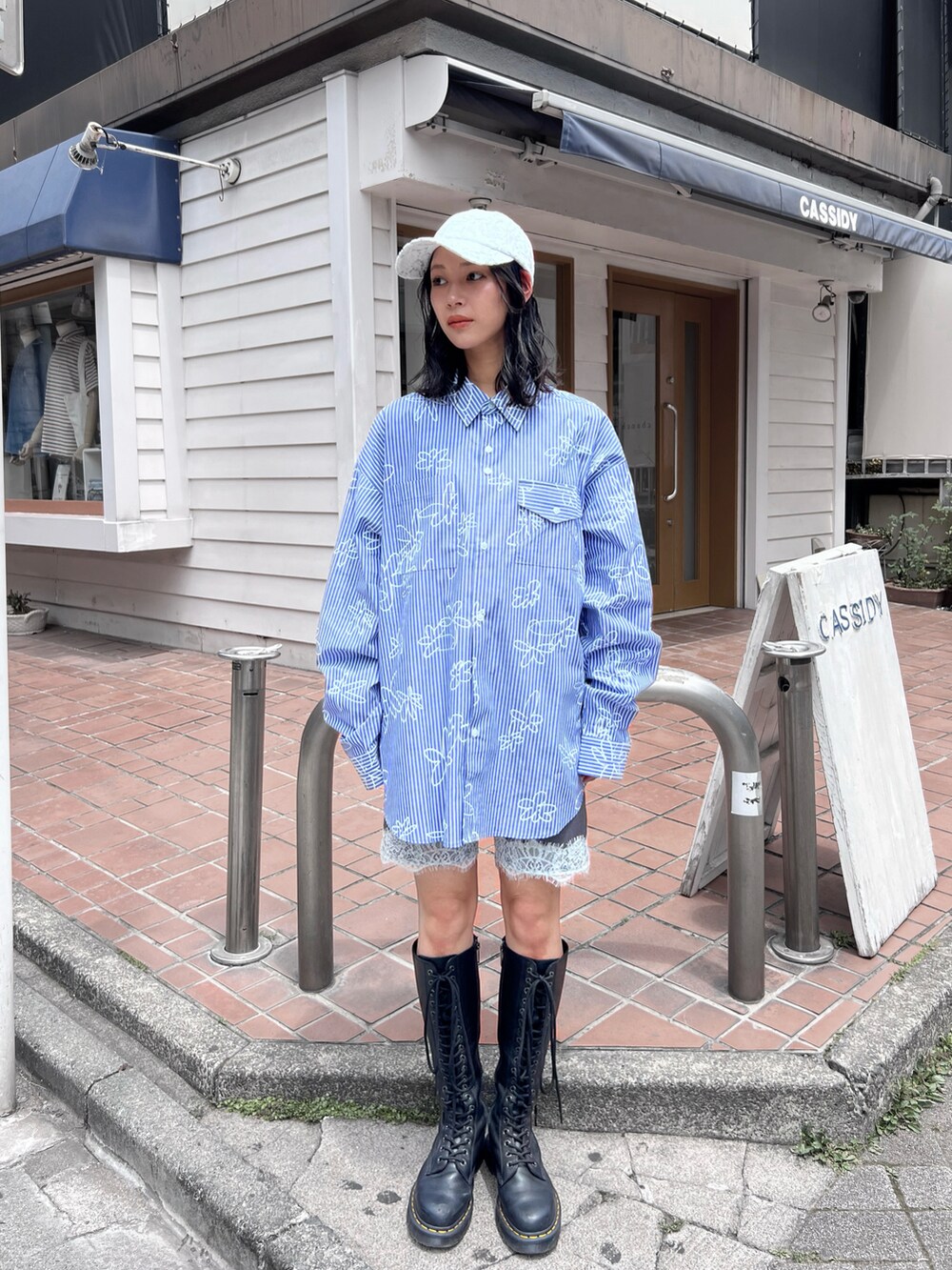 ブラック系のブーツ、グレー系のパンツ、ブルー系のシャツ/ブラウスを着用したレディースの夏コーディネートの2枚目の写真