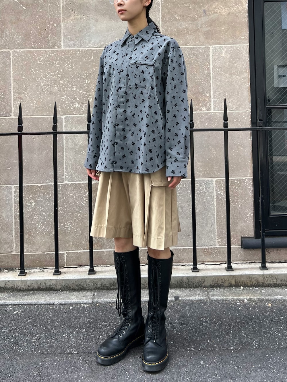 ブラック系のブーツ、グレー系のシャツ/ブラウス、ベージュ系のパンツを着用したレディースの春コーディネートの2枚目の写真