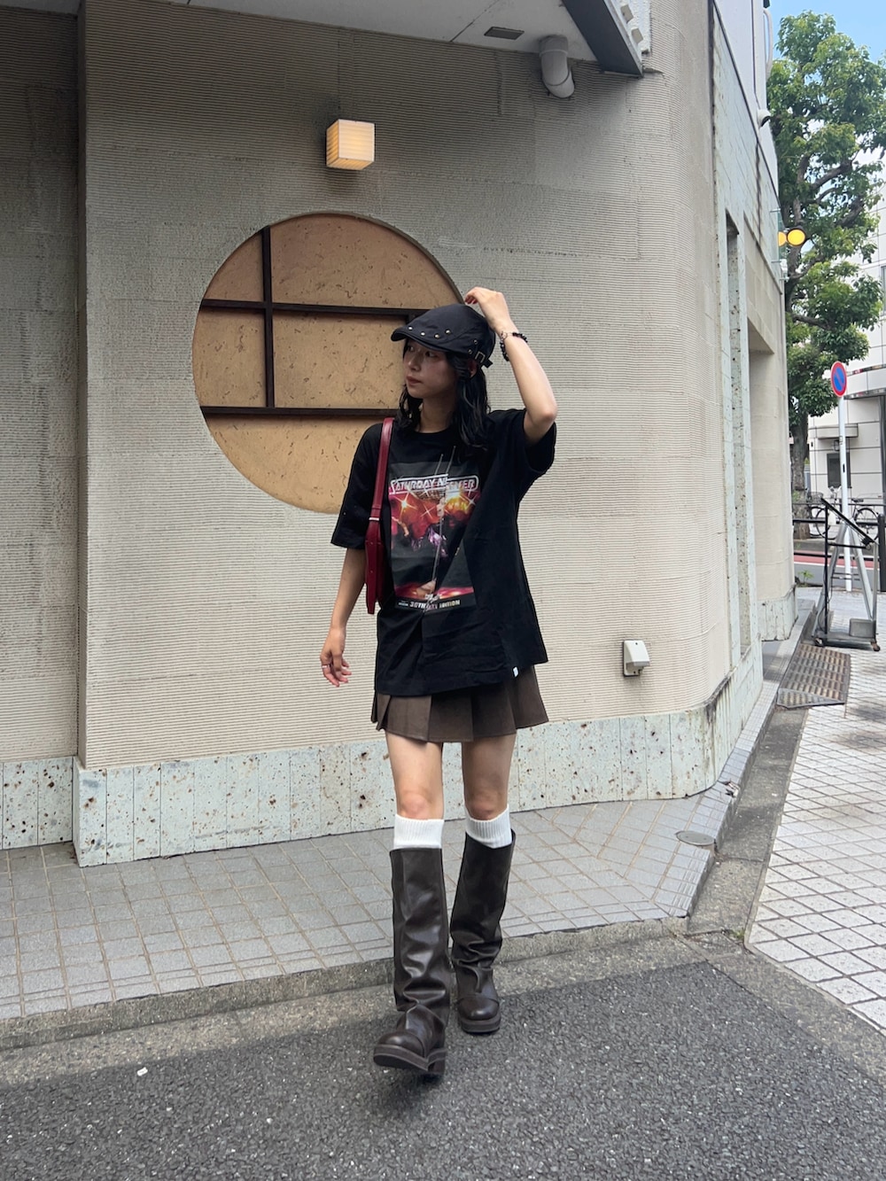 「オトナ女子、休日、大人カジュアルコーデ、着回しコーデ、ブラック、いいね、save、フォローお願いします🤑、Tシャツ、古着女子、ハンチング、ロングブーツ、ブラウン、差し色コーデ、Tシャツコーデ、160cm台コーデ、骨格ウェーブ」｜「MURUAのフェイクレザーカバーブーツ（ブーツ、ブラウン系）」を使った、Hinariさん（骨格ウェーブ・レディース・161cm）の夏コーディネートの3枚目の写真