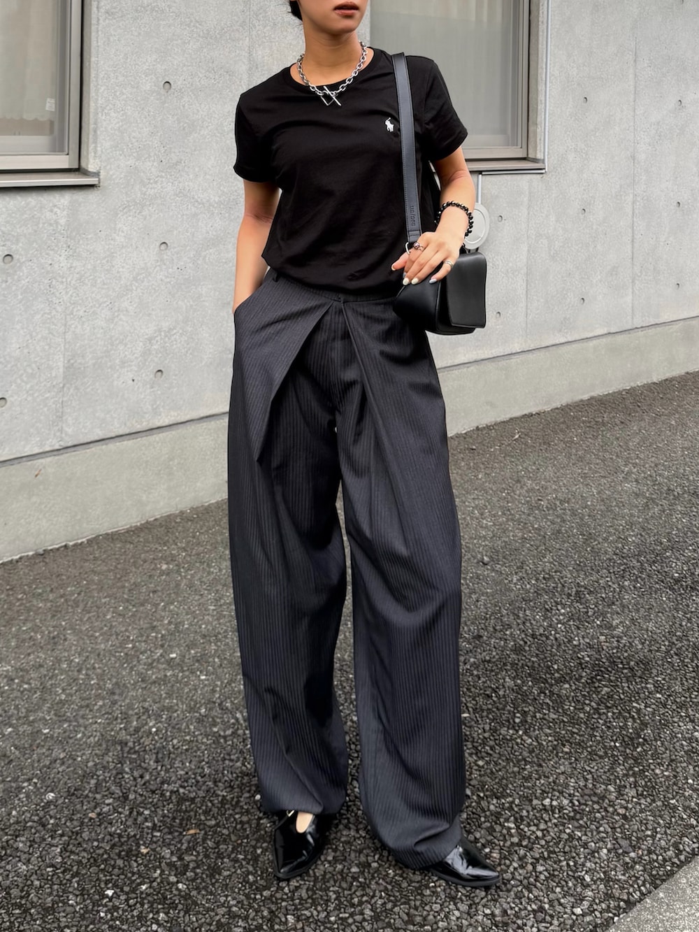 ブラック系のTシャツ/カットソーを着用したレディースの夏コーディネートの2枚目の写真