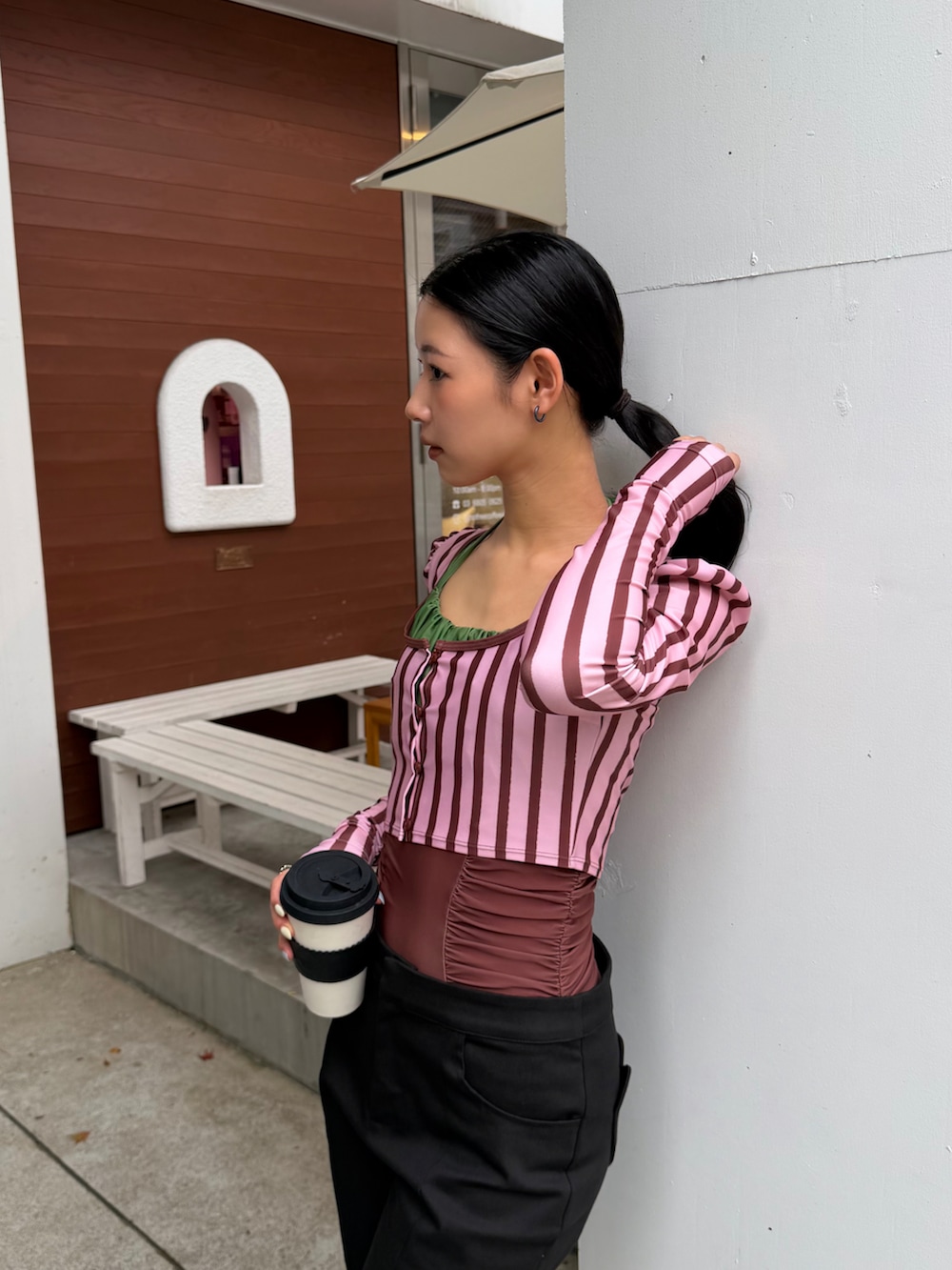 ブラック系のパンツ、ブラック系のシューズ、ブラック系のトートバッグを着用したレディースの夏コーディネートの3枚目の写真