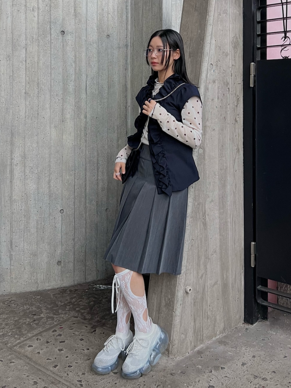 ホワイト系のTシャツ/カットソー、グレー系のスカート、ホワイト系のスニーカーを着用したレディースの夏コーディネートの2枚目の写真