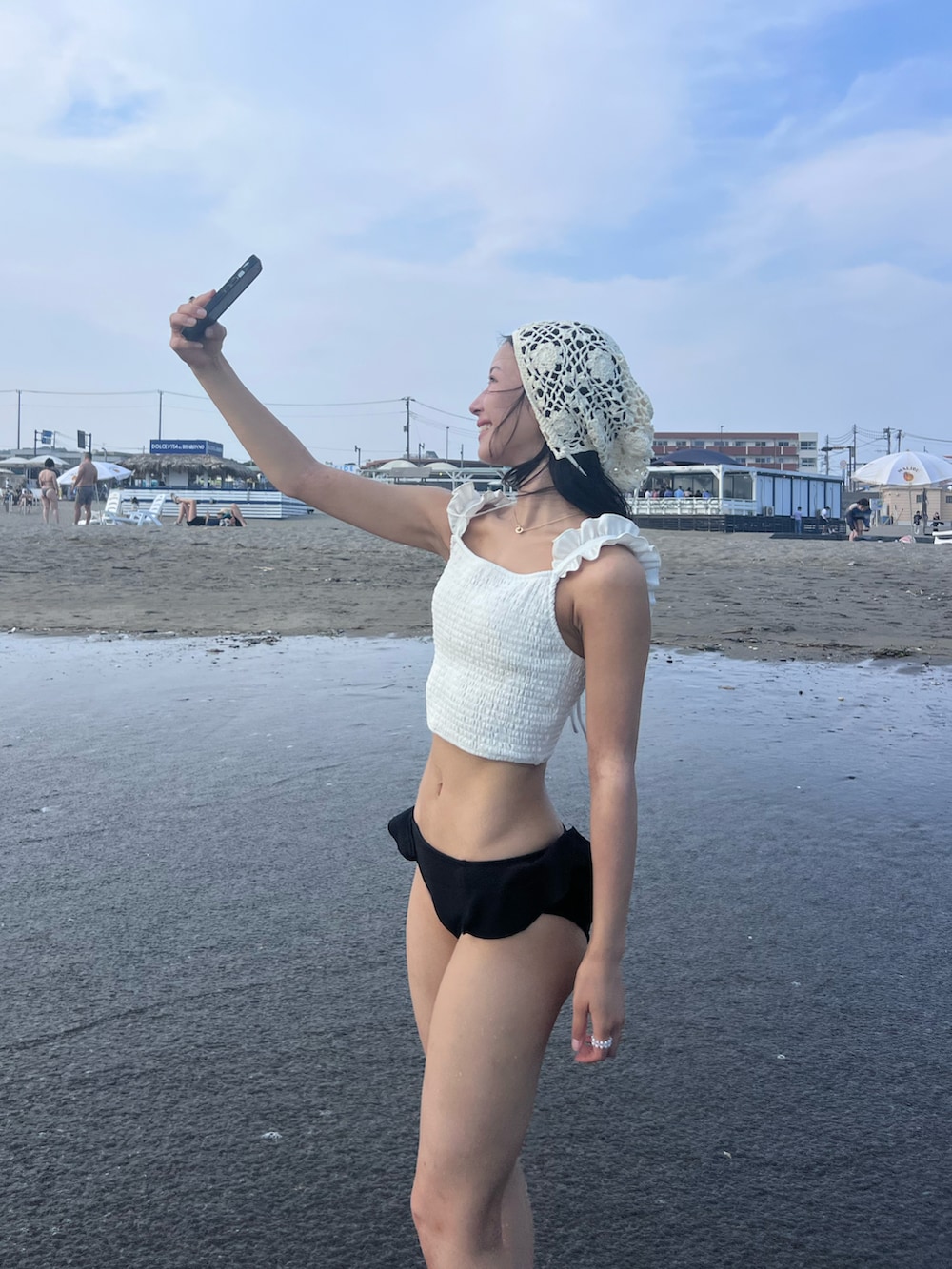 ベージュ系のニットキャップ/ビーニー、ベージュ系の水着/着物・浴衣を着用したレディースの秋コーディネートの2枚目の写真