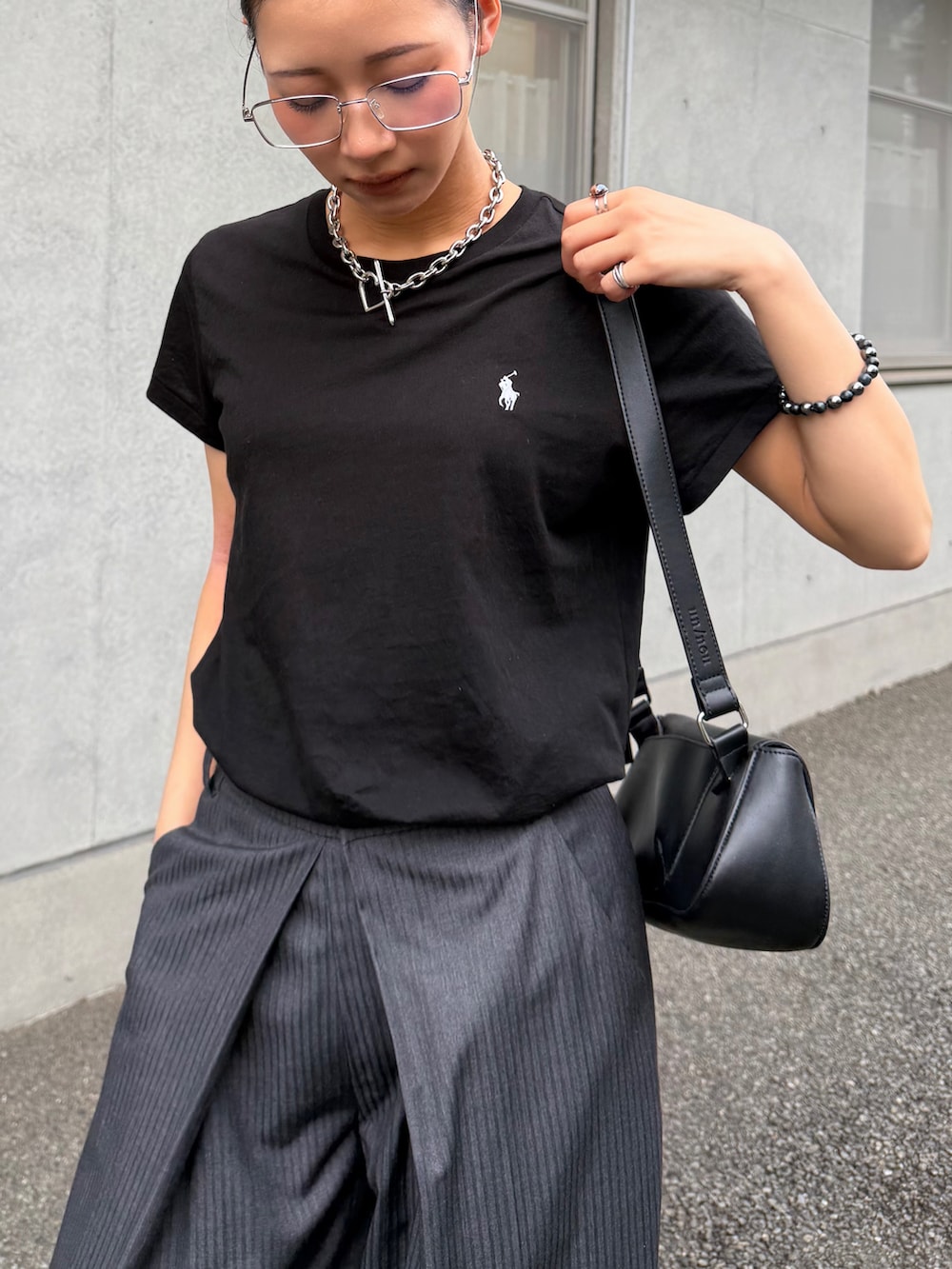 ブラック系のTシャツ/カットソーを着用したレディースの夏コーディネートの4枚目の写真