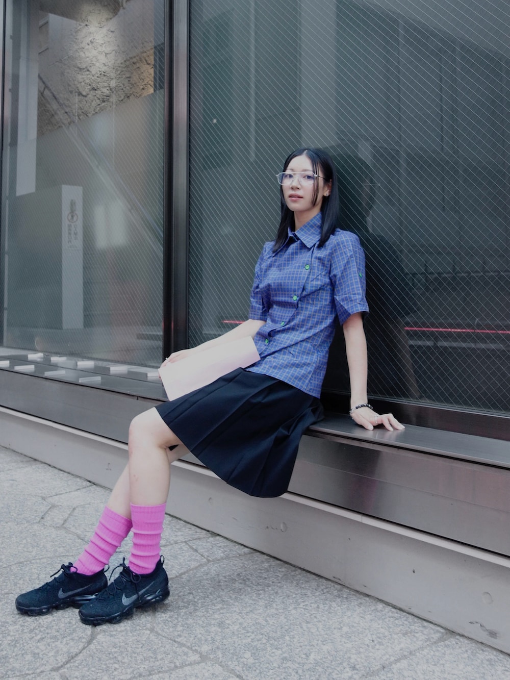 ブルー系のシャツ/ブラウス、ブラック系のスカート、ブラック系のスニーカーを着用したレディースの夏コーディネートの3枚目の写真