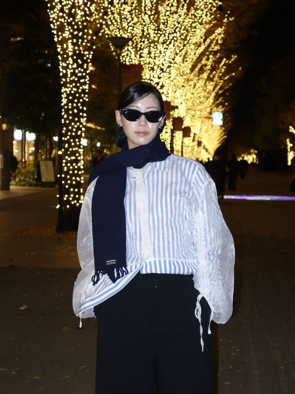 ホワイト系のシャツ/ブラウス、ブラック系のその他パンツ、ブルー系のシャツ/ブラウスを着用したレディースの春コーディネートの4枚目の写真