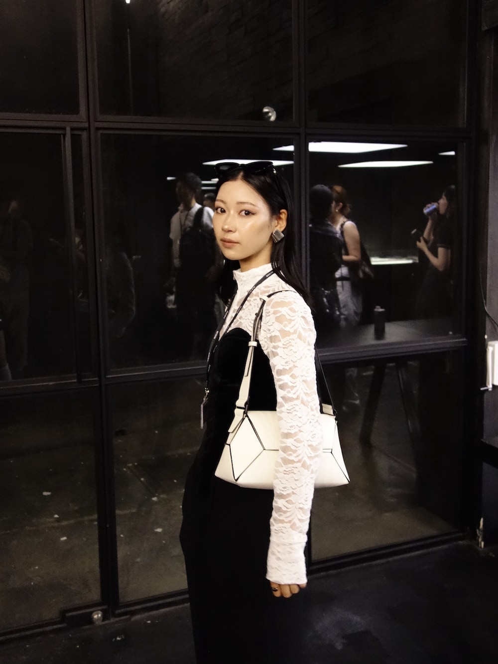 その他のショルダーバッグ、ブラック系のパンプス、ブラック系のトップスを着用したレディースの夏コーディネートの3枚目の写真