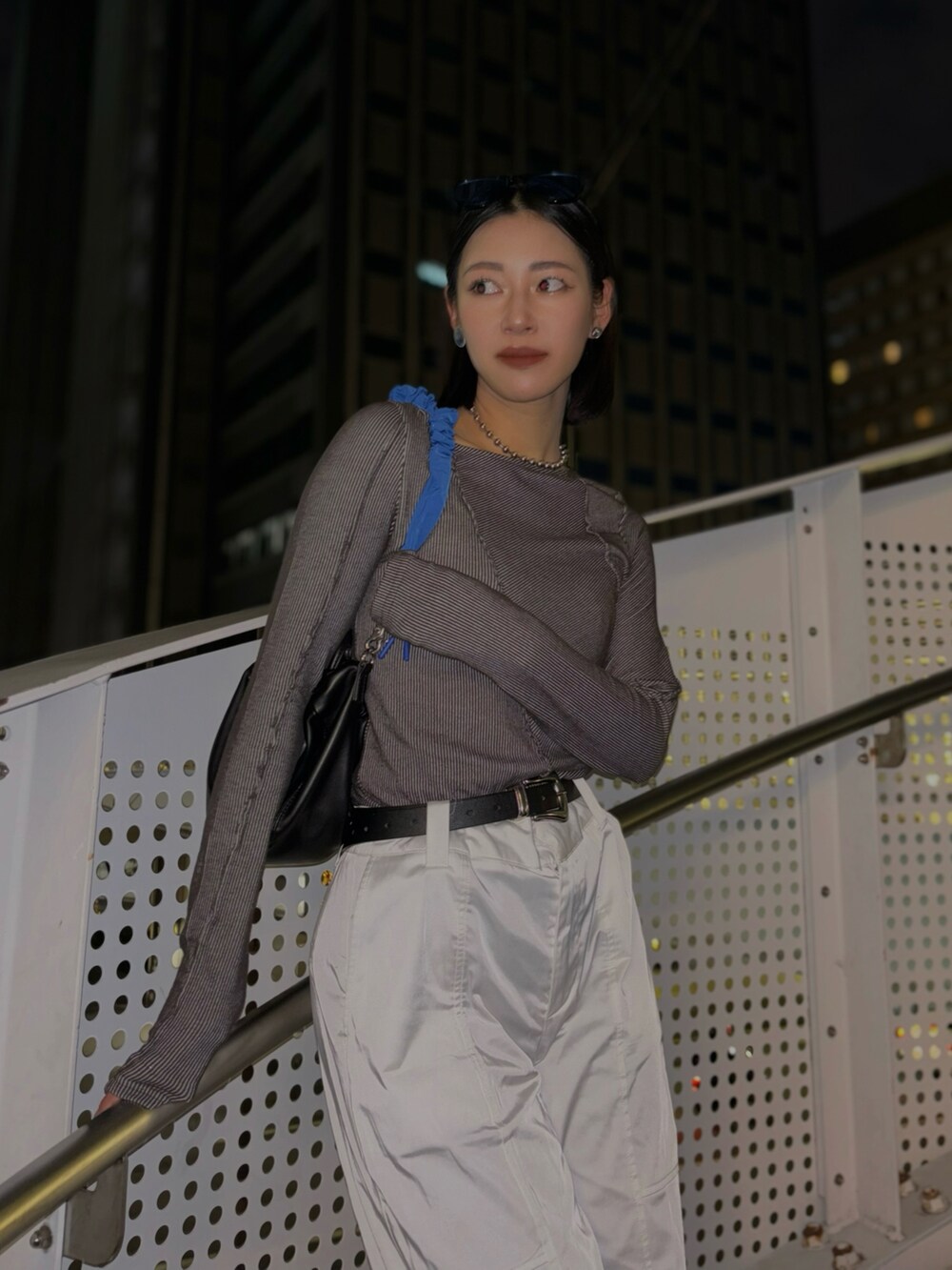 グレー系のTシャツ/カットソー、ホワイト系のカーゴパンツ、ホワイト系のドレスシューズを着用したレディースの冬コーディネートの3枚目の写真