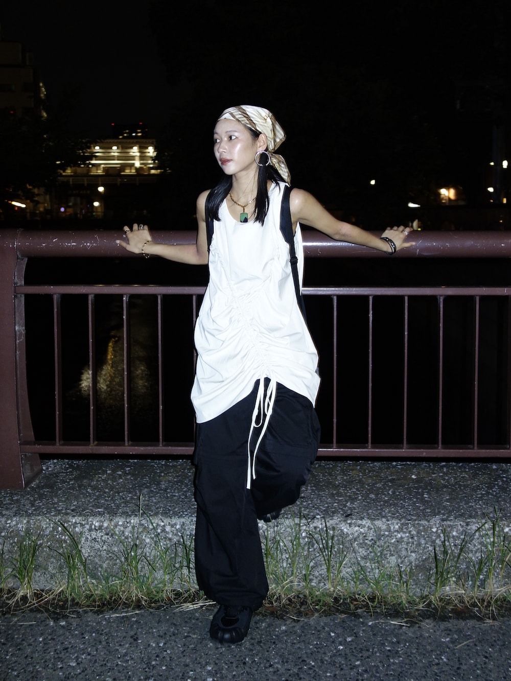 ベージュ系のワンピース、ブラック系のスニーカー、ブラック系のカーゴパンツを着用したレディースの秋コーディネートの3枚目の写真