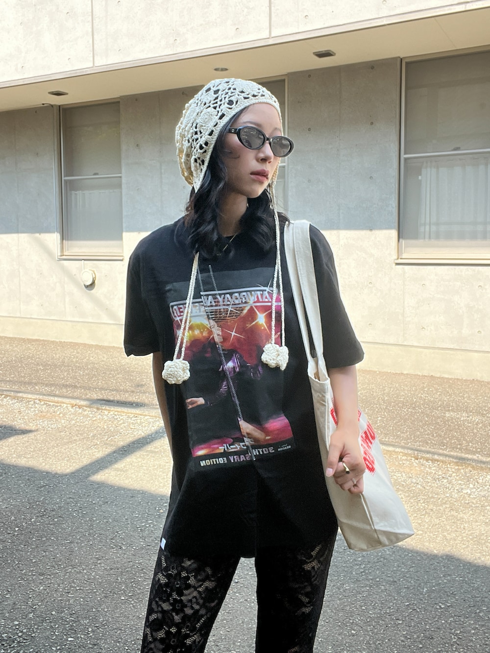 ベージュ系のサンダル、ブラック系のTシャツ/カットソー、ブラック系のパンツを着用したレディースの秋コーディネートの3枚目の写真