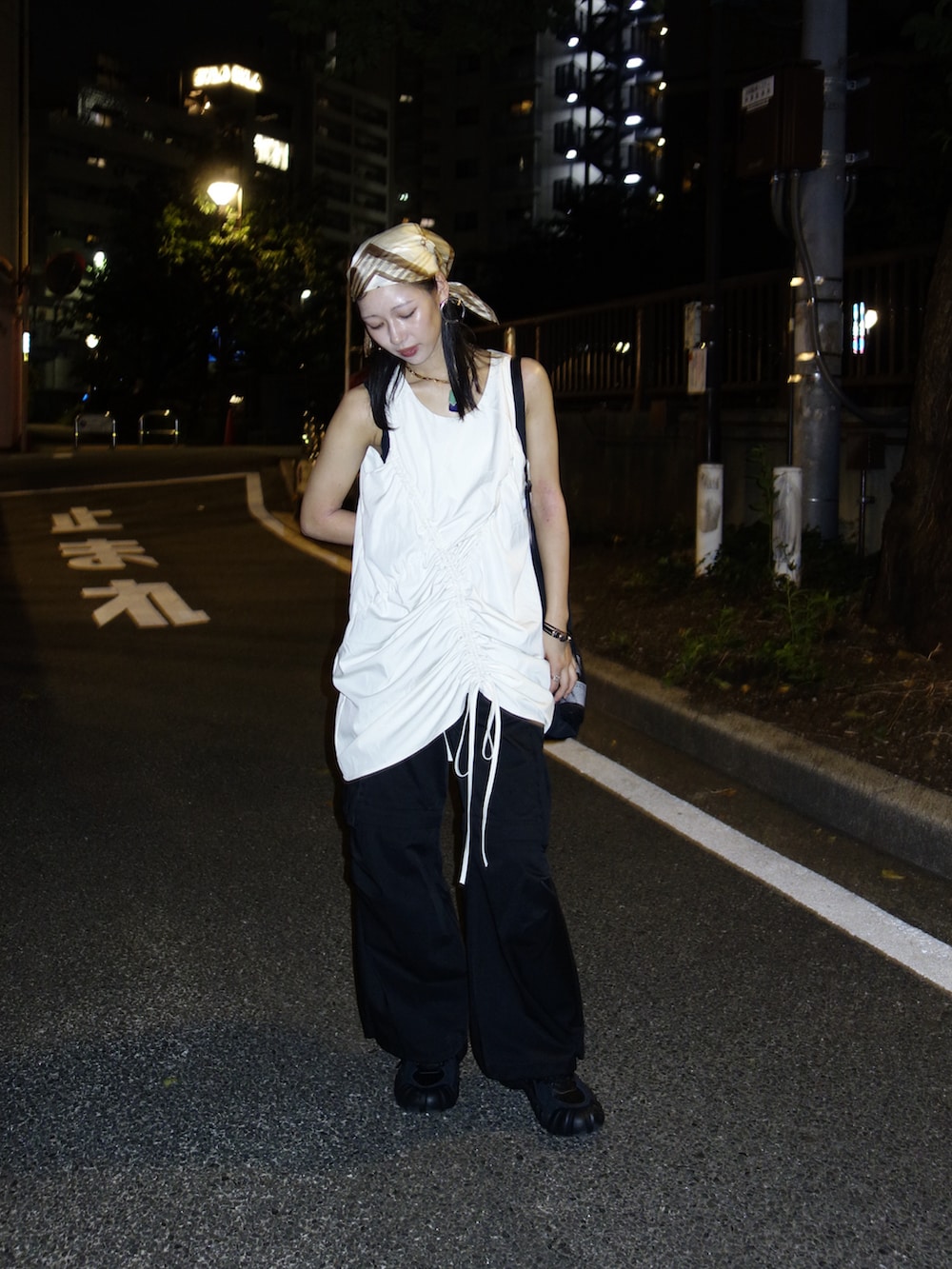 ベージュ系のワンピース、ブラック系のスニーカー、ブラック系のカーゴパンツを着用したレディースの秋コーディネートの2枚目の写真