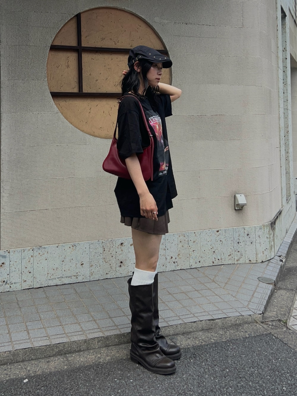 「オトナ女子、休日、大人カジュアルコーデ、着回しコーデ、ブラック、いいね、save、フォローお願いします🤑、Tシャツ、古着女子、ハンチング、ロングブーツ、ブラウン、差し色コーデ、Tシャツコーデ、160cm台コーデ、骨格ウェーブ」｜「MURUAのフェイクレザーカバーブーツ（ブーツ、ブラウン系）」を使った、Hinariさん（骨格ウェーブ・レディース・161cm）の夏コーディネートの2枚目の写真