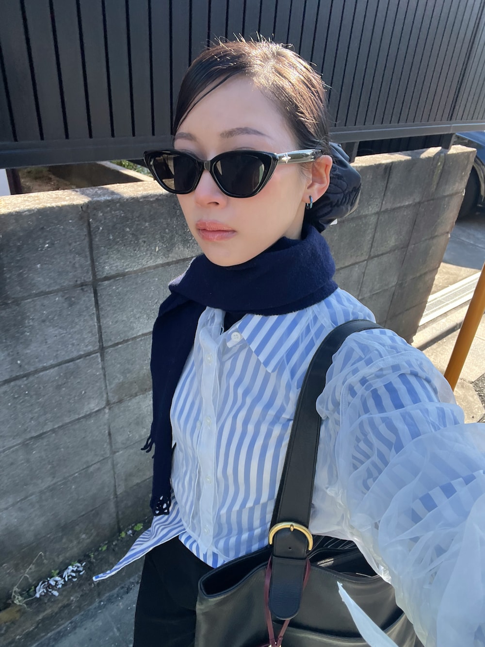 ホワイト系のシャツ/ブラウス、ブラック系のその他パンツ、ブルー系のシャツ/ブラウスを着用したレディースの春コーディネートの3枚目の写真