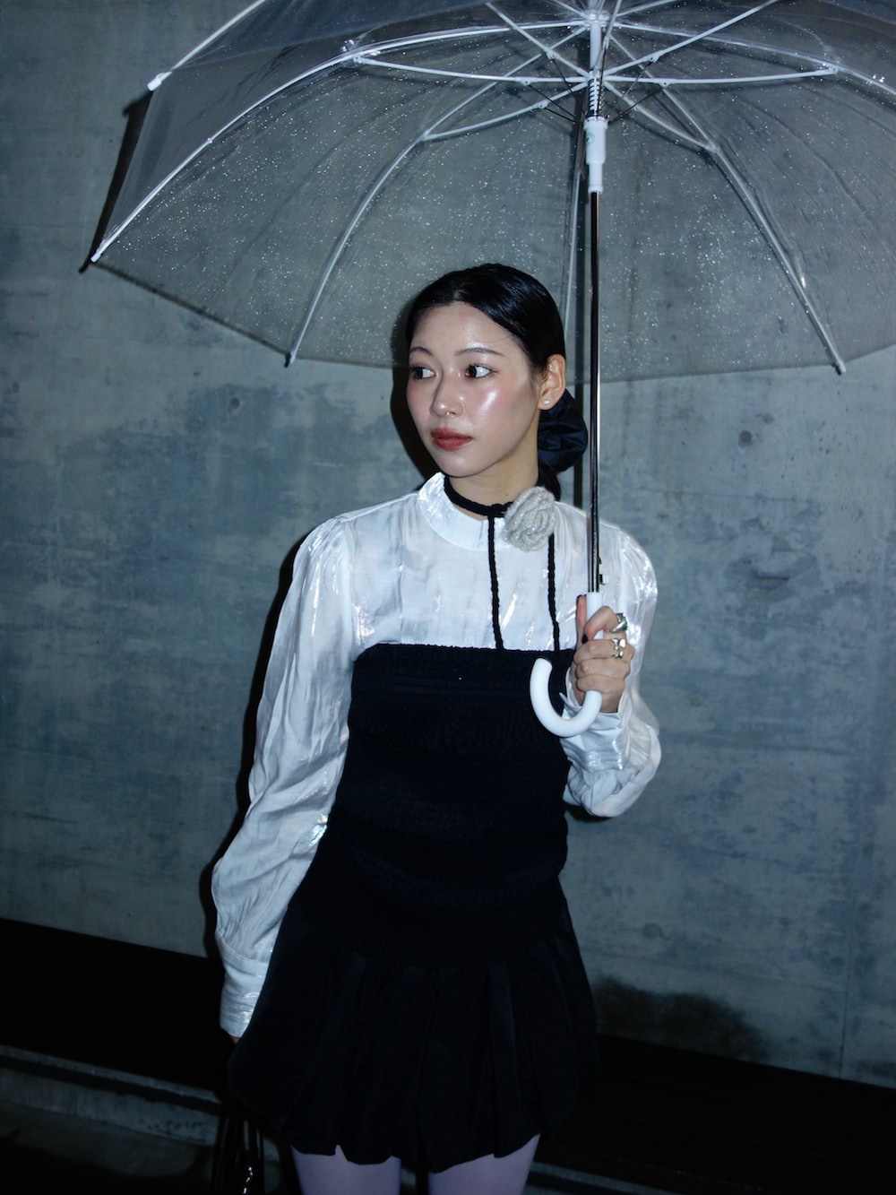 ブラック系のチュニック、ブラック系のローファー、ブラック系のシュシュを着用したレディースの冬コーディネートの4枚目の写真