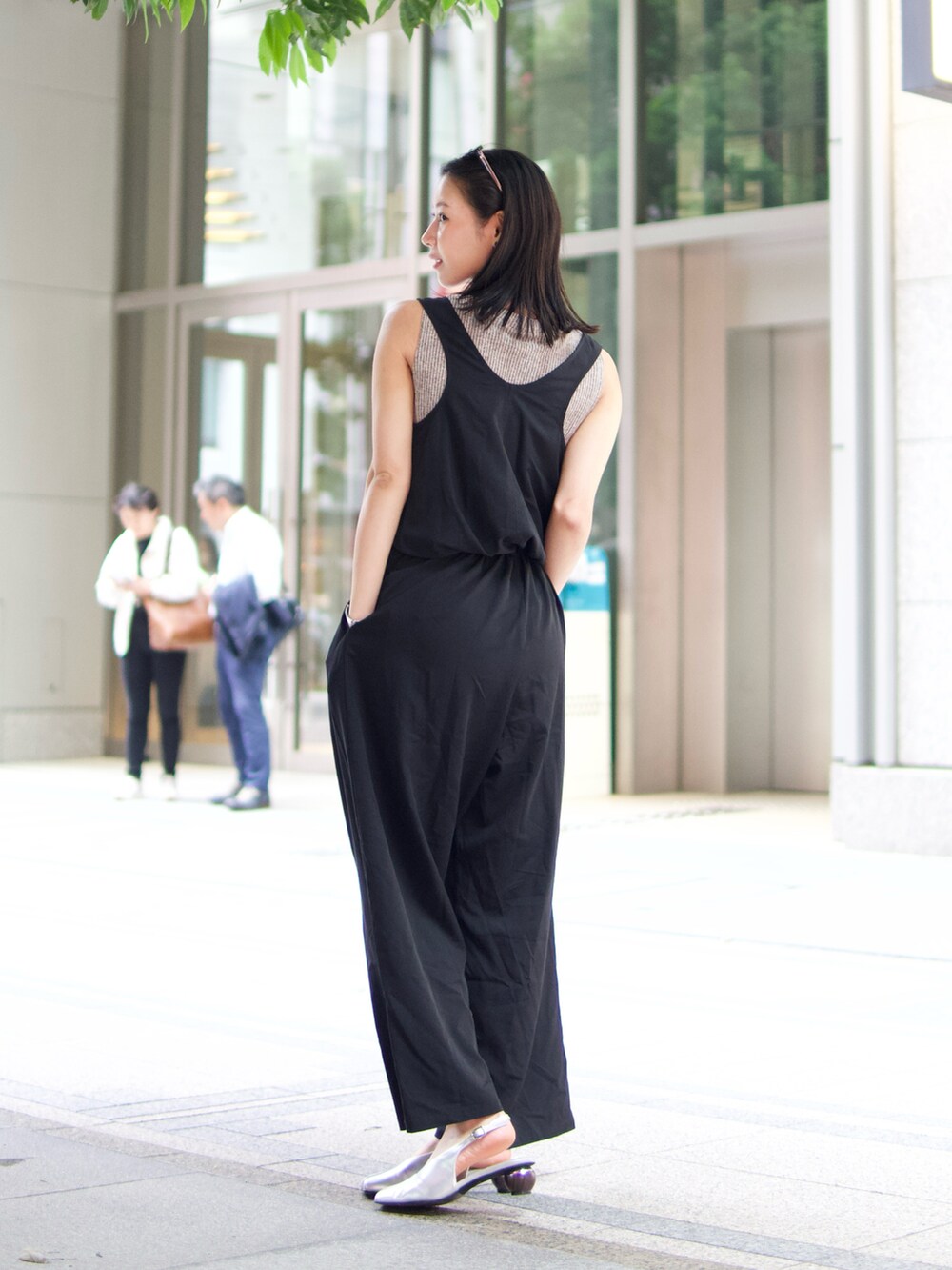 ブラック系のサロペット/オーバーオール、シルバー系のパンプス、グレー系のTシャツ/カットソーを着用したレディースの夏コーディネートの2枚目の写真