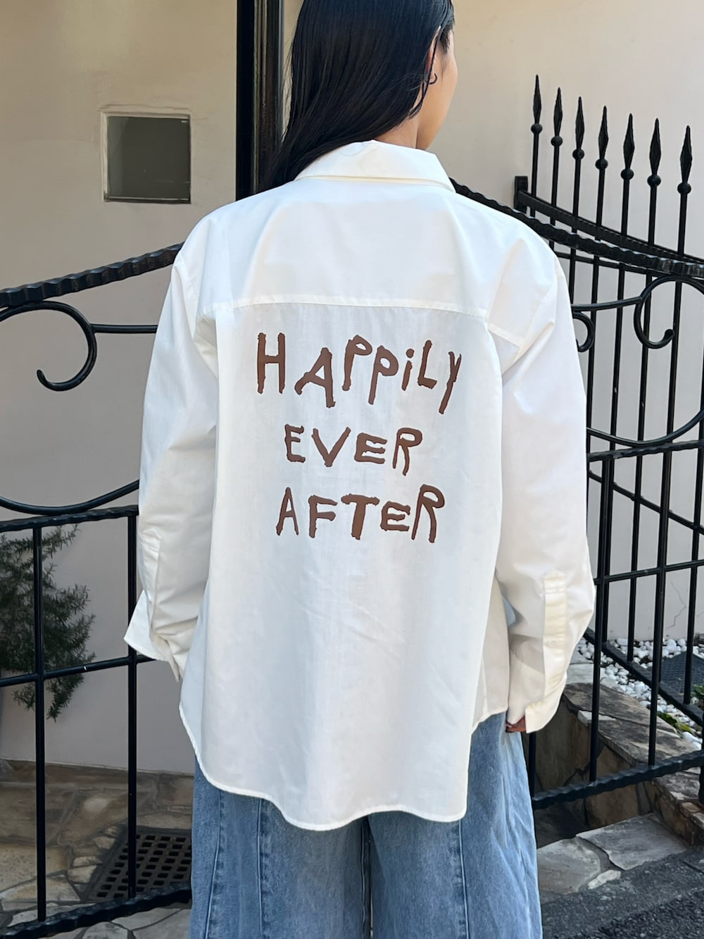 ホワイト系のシャツ/ブラウス、ブルー系のトップス、ブルー系のデニムパンツを着用したレディースの春コーディネートの4枚目の写真