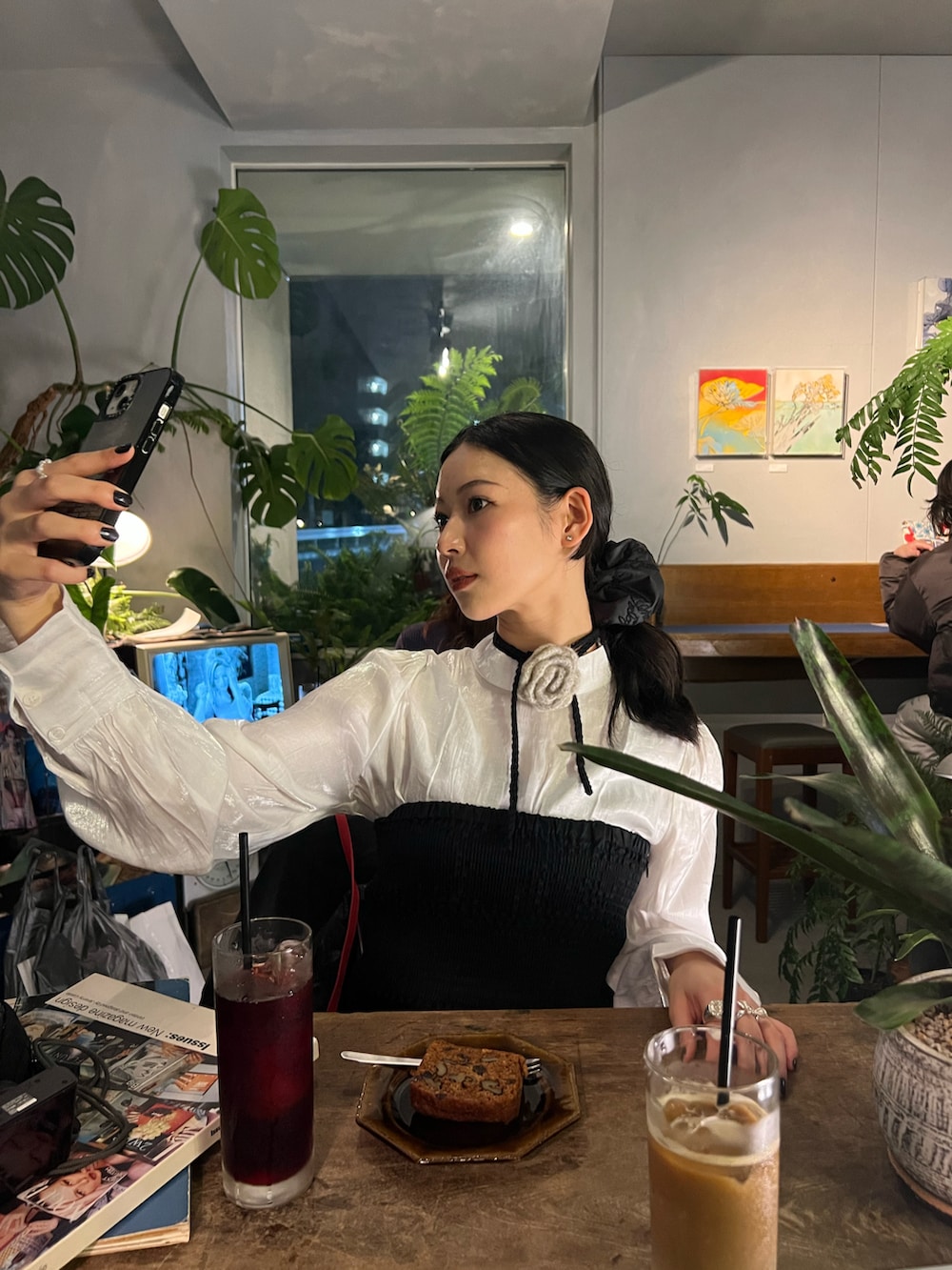 ブラック系のチュニック、ブラック系のローファー、ブラック系のシュシュを着用したレディースの冬コーディネートの3枚目の写真