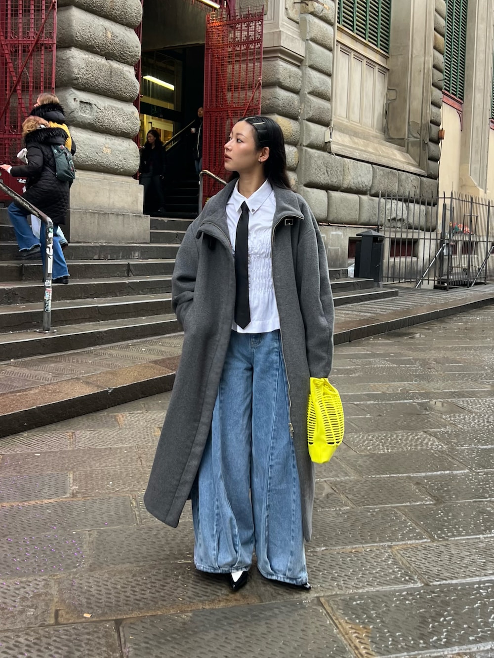 ホワイト系のシャツ/ブラウス、ブラック系のネクタイ、イエロー系のバッグを着用したレディースの春コーディネートの4枚目の写真