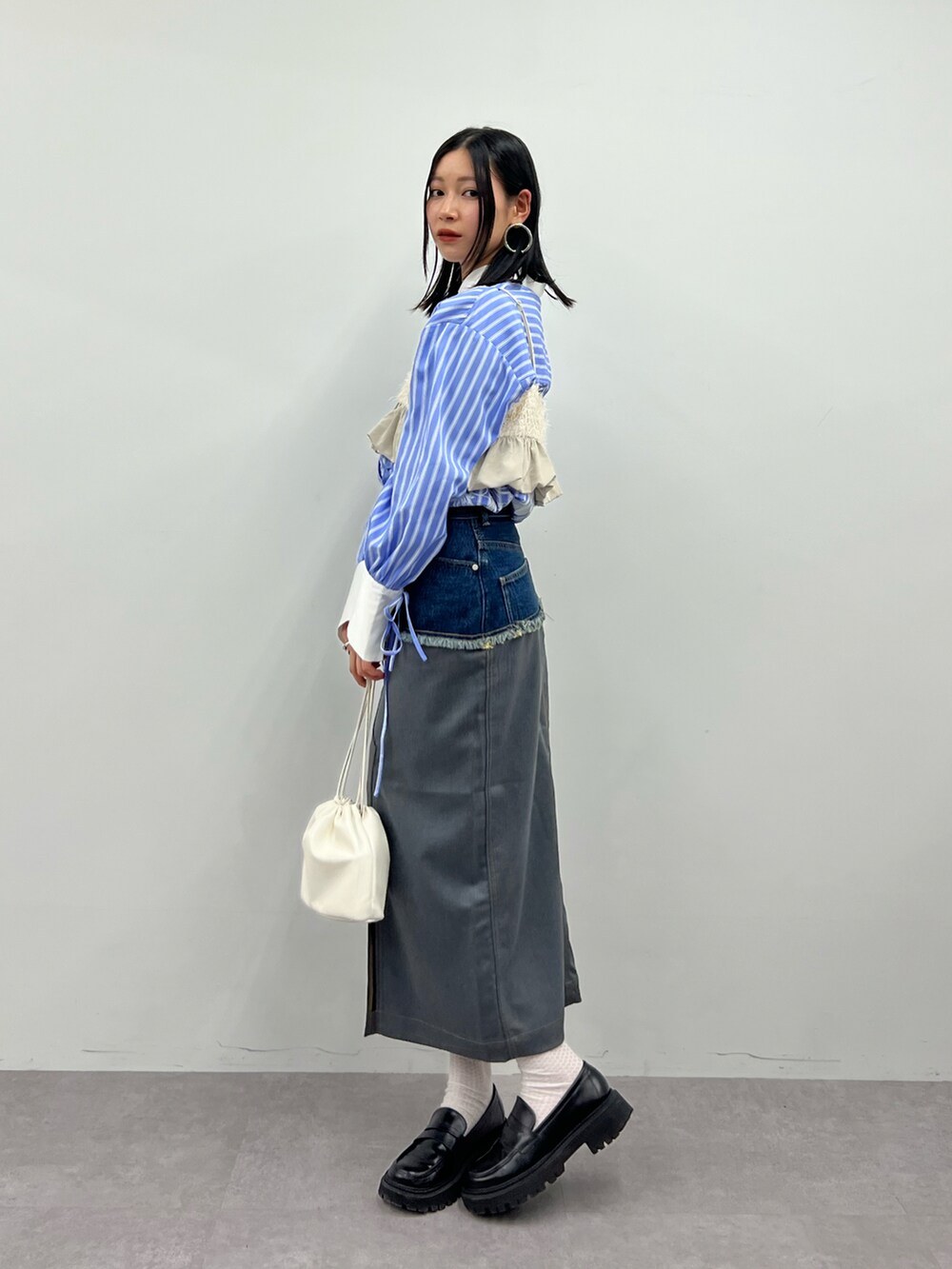 ブルー系のシャツ/ブラウス、ホワイト系のその他トップス、ブルー系のスカートを着用したレディースの春コーディネートの2枚目の写真