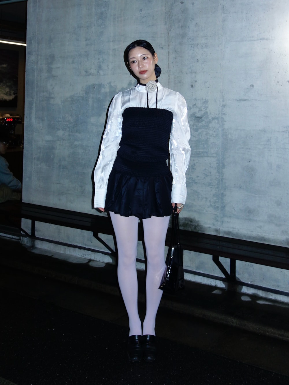 ブラック系のチュニック、ブラック系のローファー、ブラック系のシュシュを着用したレディースの冬コーディネートの2枚目の写真