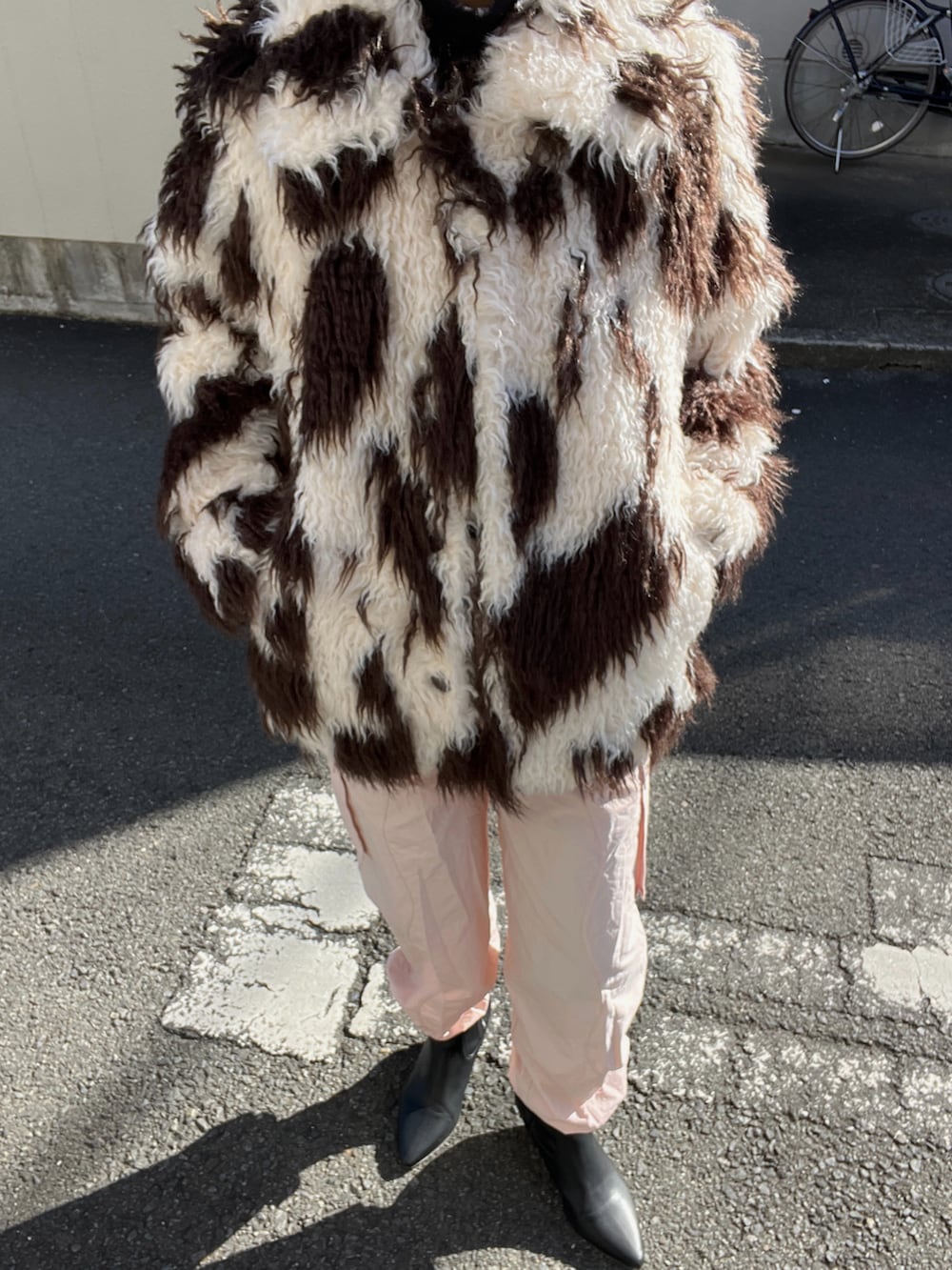 その他のブルゾン、ブラック系のニット/セーター、ピンク系のカーゴパンツを着用したレディースの冬コーディネートの5枚目の写真