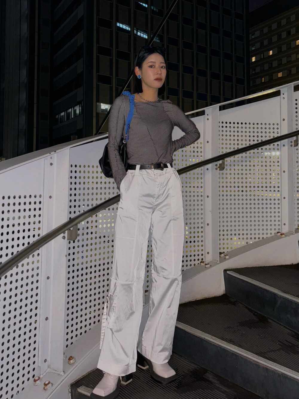 グレー系のTシャツ/カットソー、ホワイト系のカーゴパンツ、ホワイト系のドレスシューズを着用したレディースの冬コーディネートの2枚目の写真