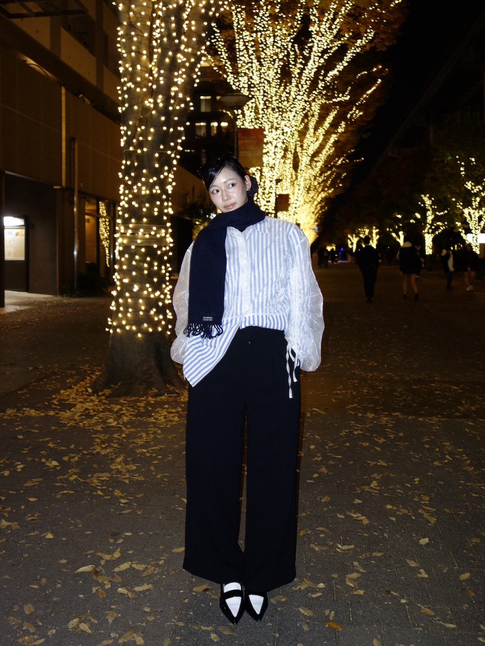 ホワイト系のシャツ/ブラウス、ブラック系のその他パンツ、ブルー系のシャツ/ブラウスを着用したレディースの春コーディネートの5枚目の写真