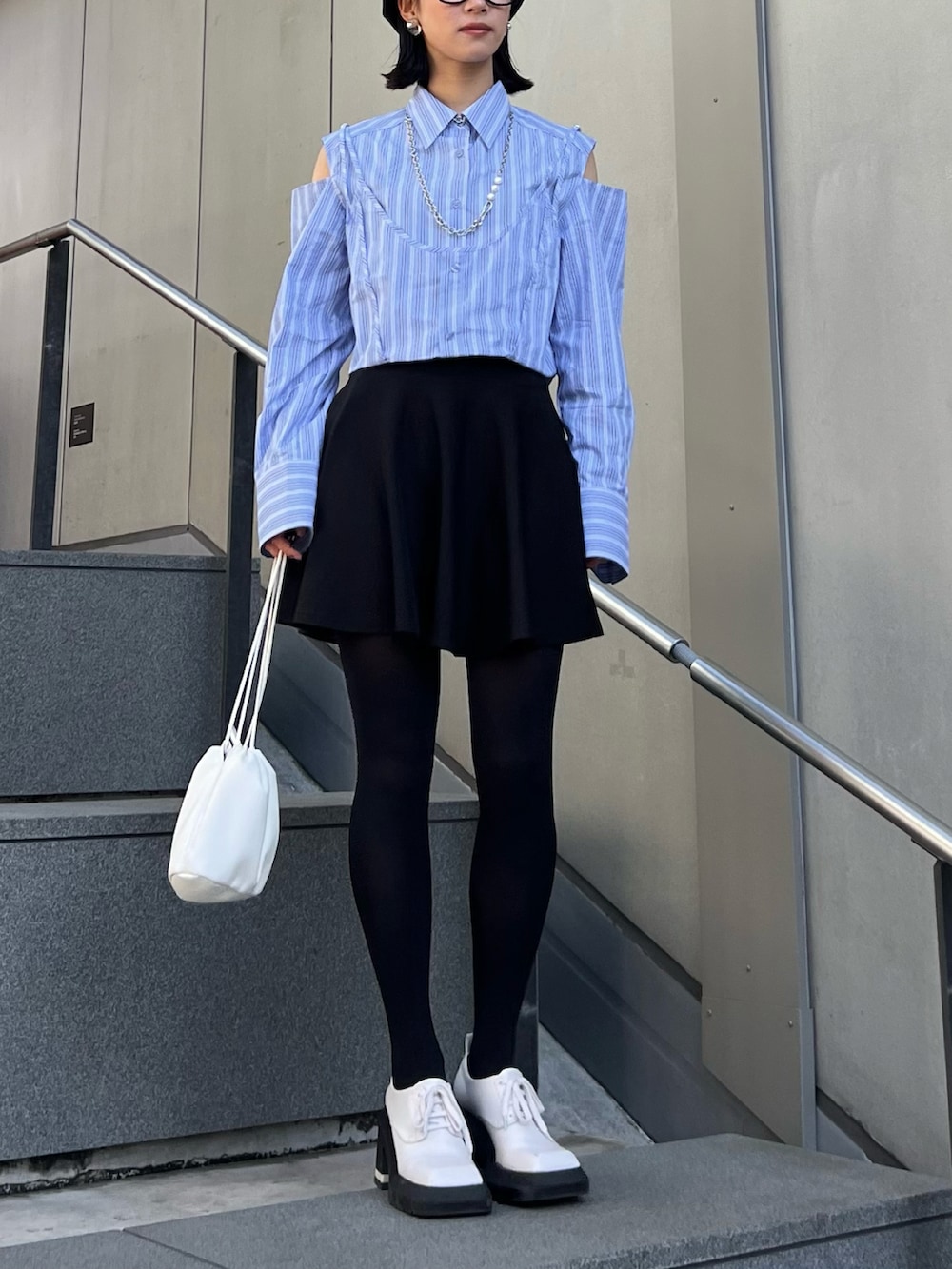 ブラック系のジャケット/アウター、その他のシャツ/ブラウス、ホワイト系のドレスシューズを着用したレディースの冬コーディネートの5枚目の写真