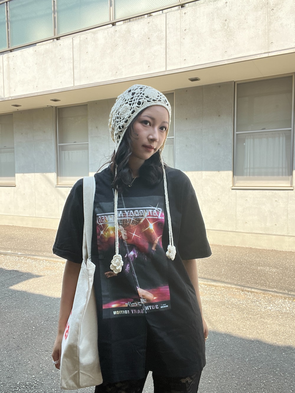 ベージュ系のサンダル、ブラック系のTシャツ/カットソー、ブラック系のパンツを着用したレディースの秋コーディネートの4枚目の写真