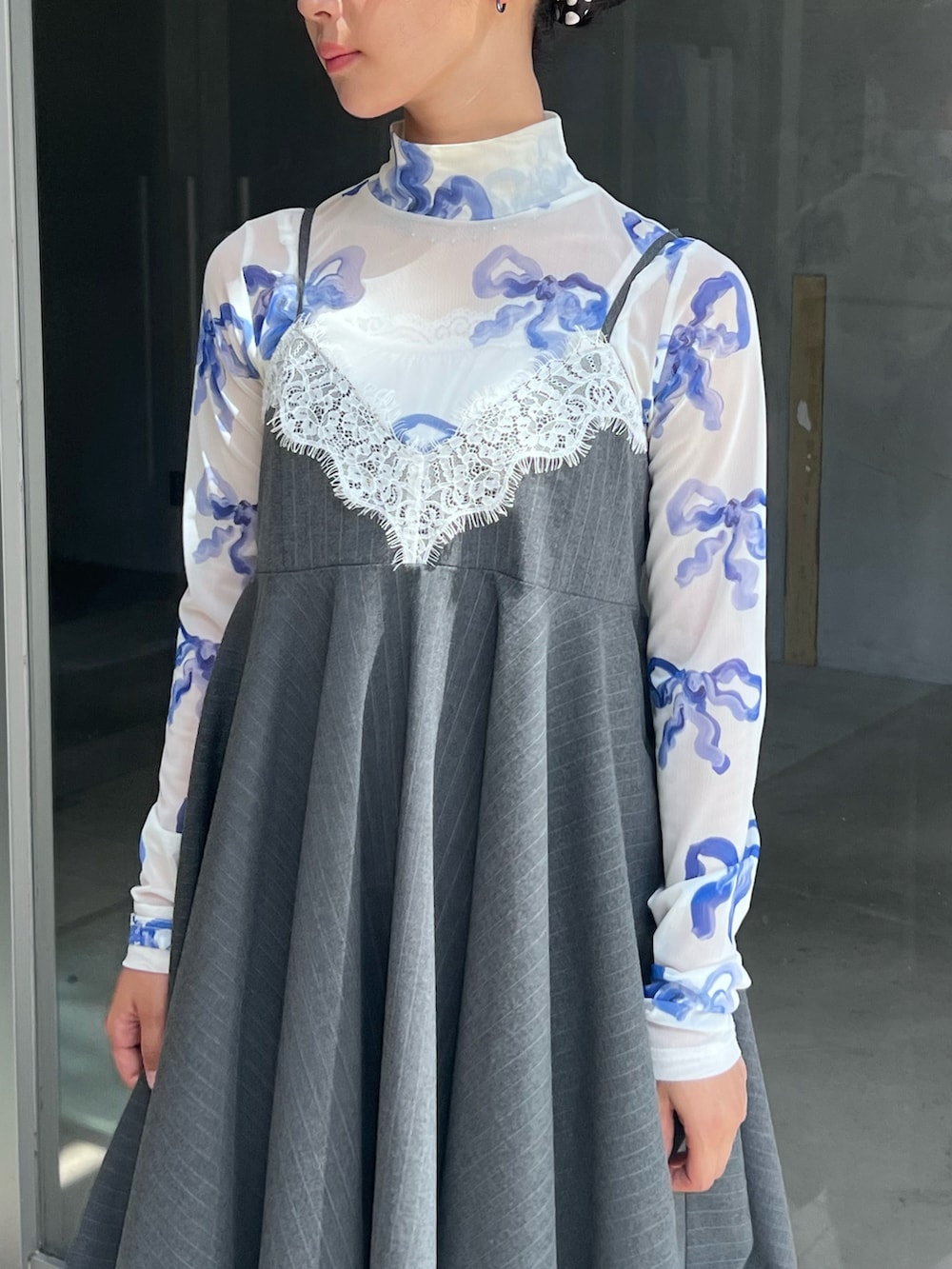 ブルー系のトップス、グレー系のワンピース/ドレス、ブラック系のサングラスを着用したレディースの秋コーディネートの3枚目の写真