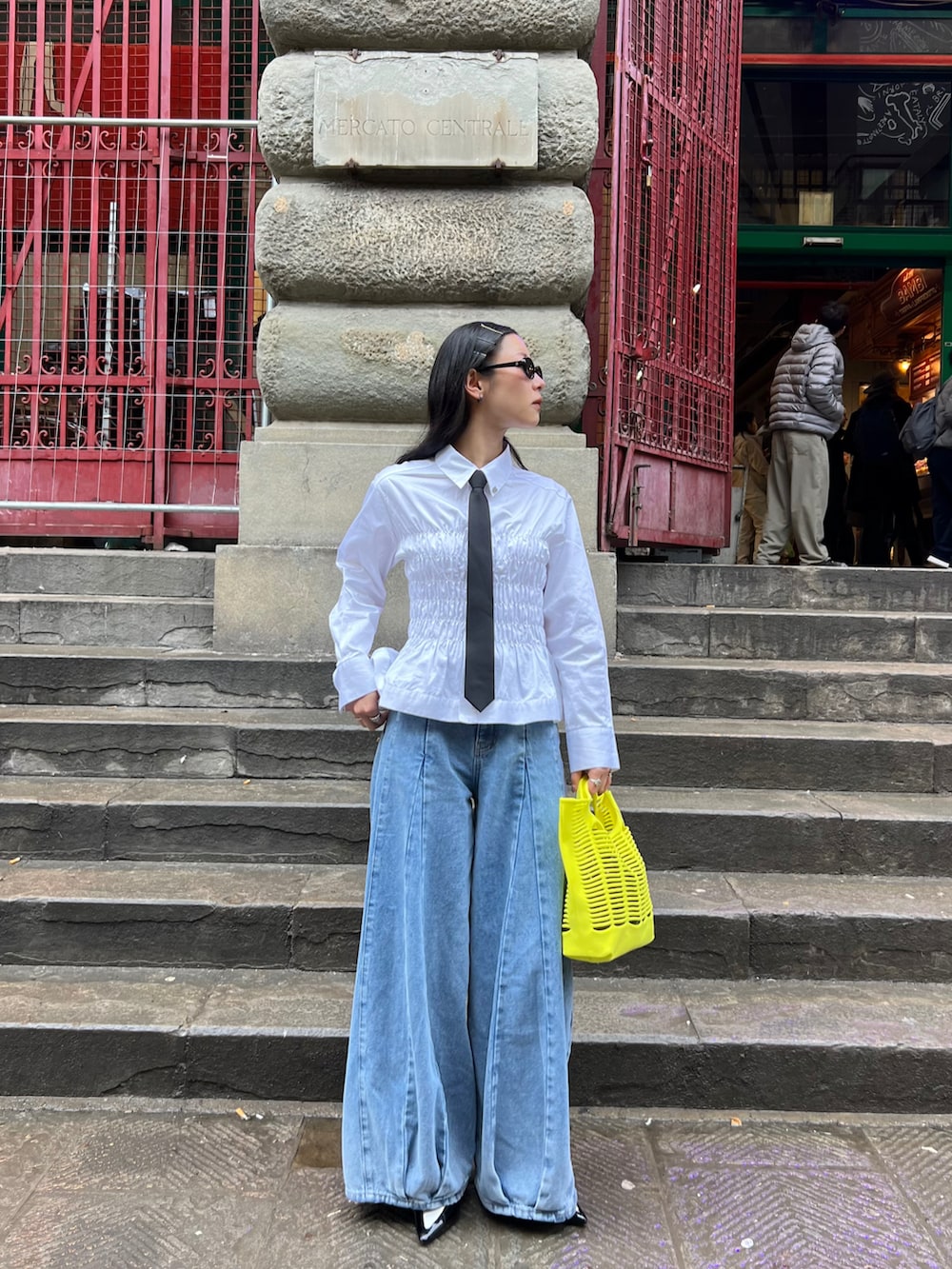 ホワイト系のシャツ/ブラウス、ブラック系のネクタイ、イエロー系のバッグを着用したレディースの春コーディネートの2枚目の写真