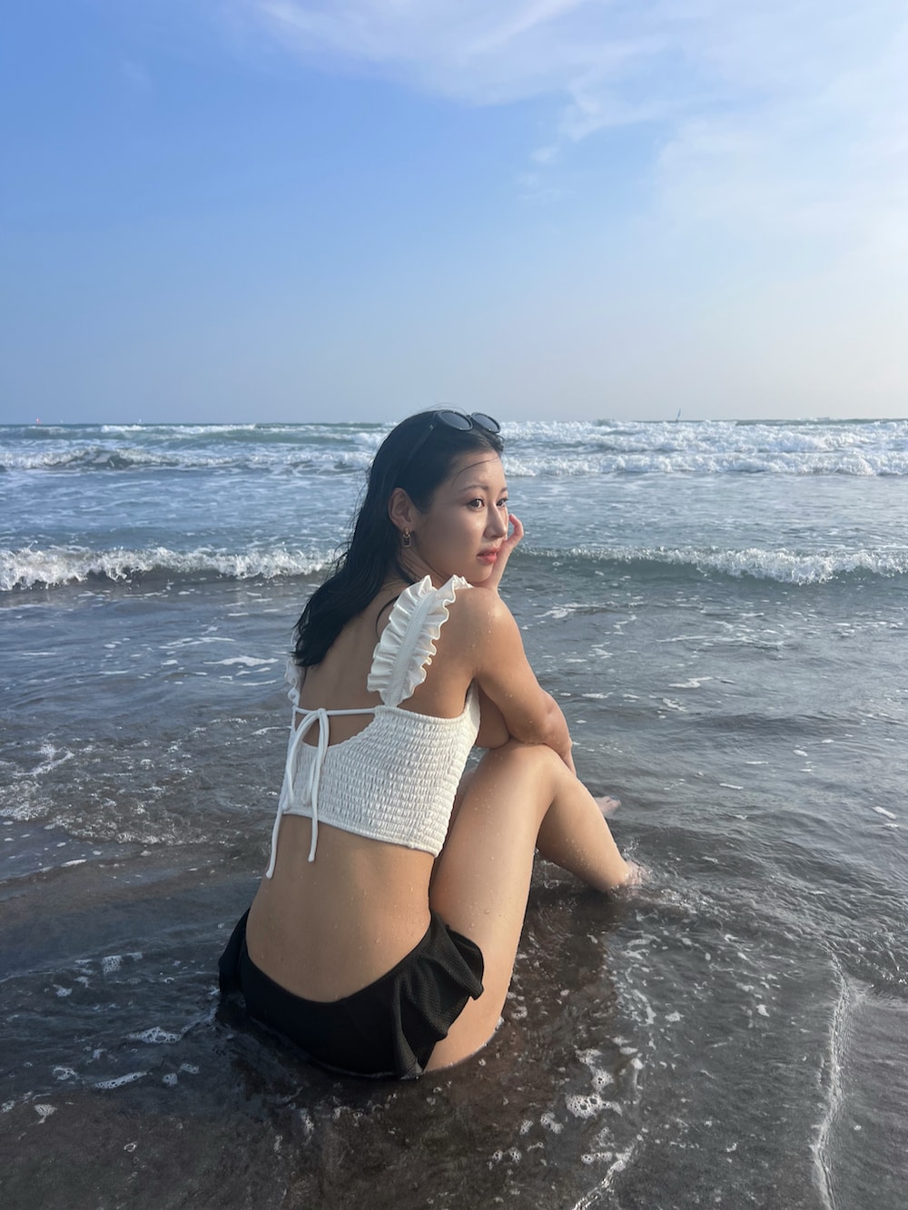 ベージュ系のニットキャップ/ビーニー、ベージュ系の水着/着物・浴衣を着用したレディースの秋コーディネートの3枚目の写真