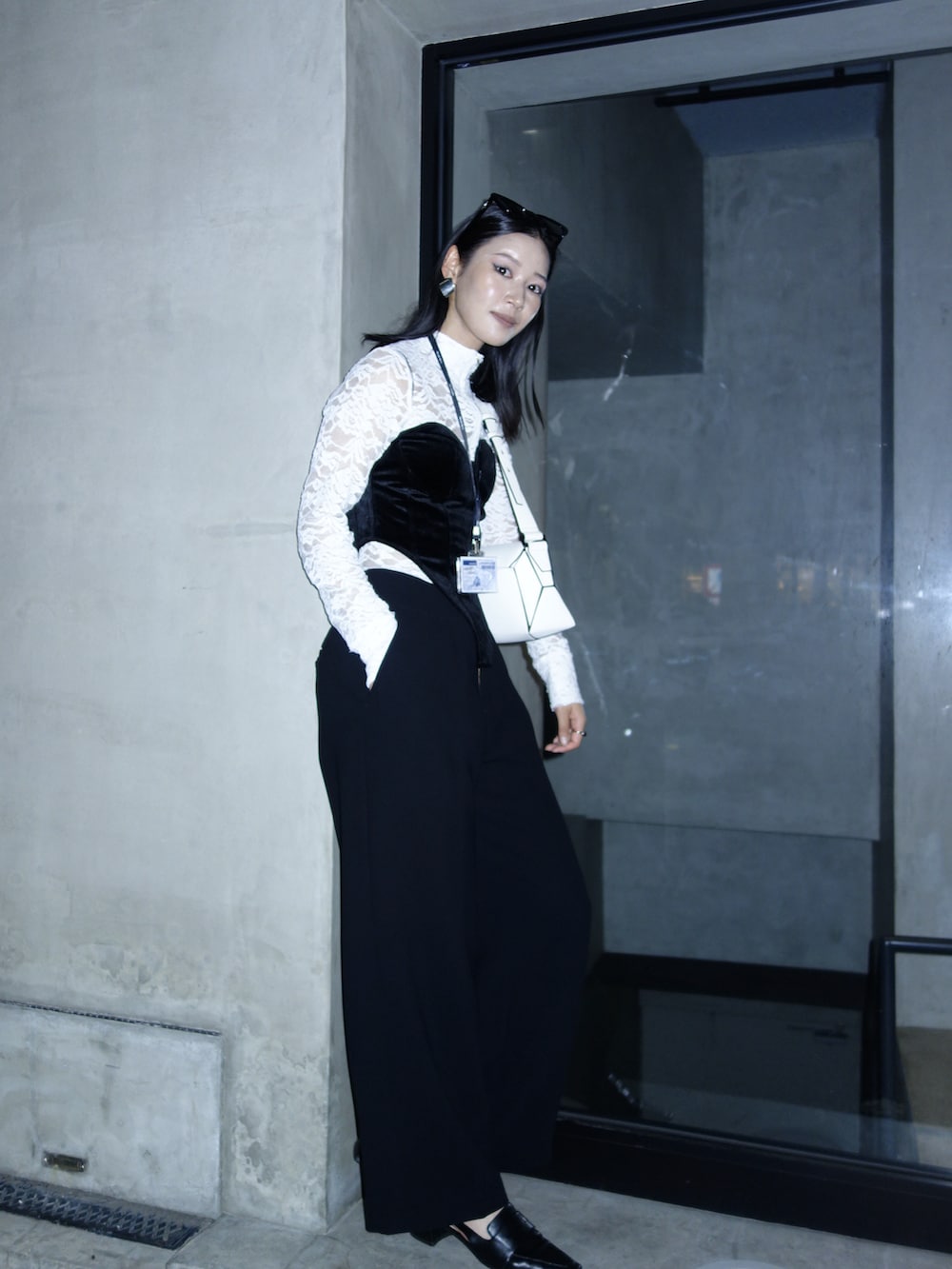 その他のショルダーバッグ、ブラック系のパンプス、ブラック系のトップスを着用したレディースの夏コーディネートの2枚目の写真