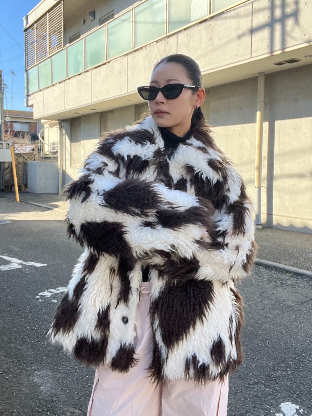 その他のブルゾン、ブラック系のニット/セーター、ピンク系のカーゴパンツを着用したレディースの冬コーディネートの2枚目の写真