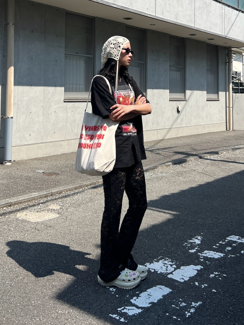 ベージュ系のサンダル、ブラック系のTシャツ/カットソー、ブラック系のパンツを着用したレディースの秋コーディネートの2枚目の写真