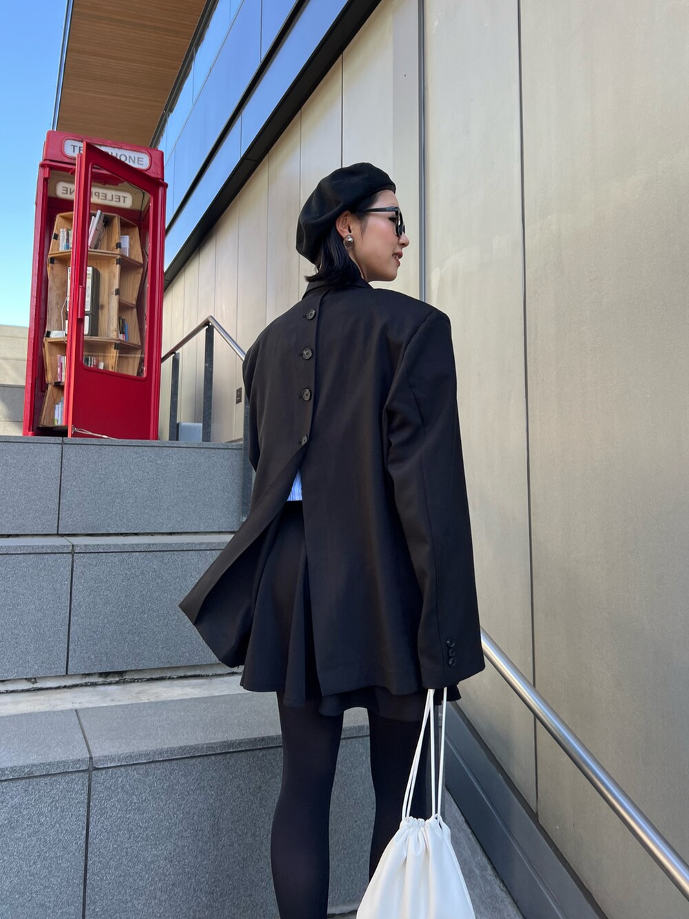 ブラック系のジャケット/アウター、その他のシャツ/ブラウス、ホワイト系のドレスシューズを着用したレディースの冬コーディネートの2枚目の写真