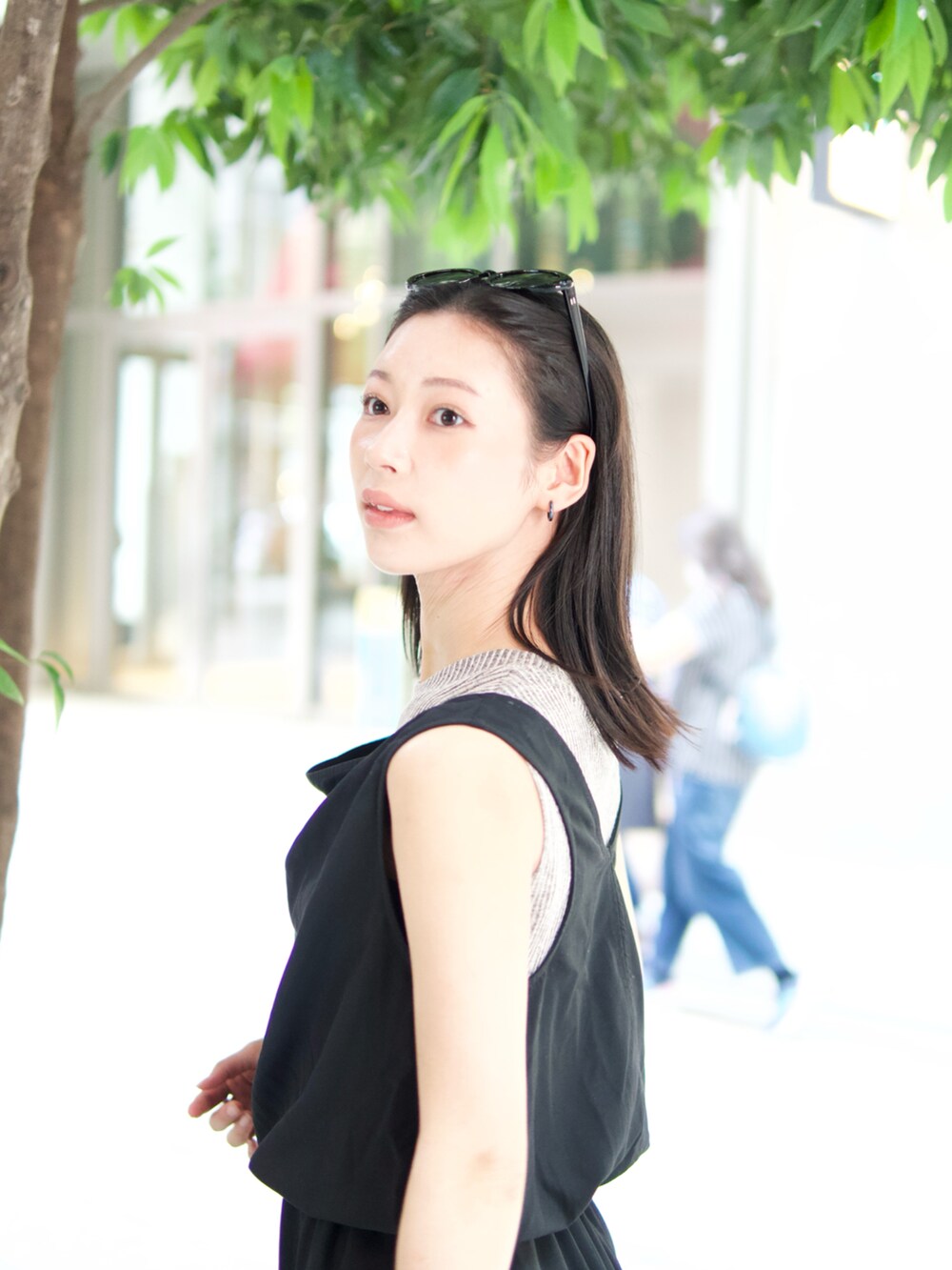 ブラック系のサロペット/オーバーオール、シルバー系のパンプス、グレー系のTシャツ/カットソーを着用したレディースの夏コーディネートの3枚目の写真